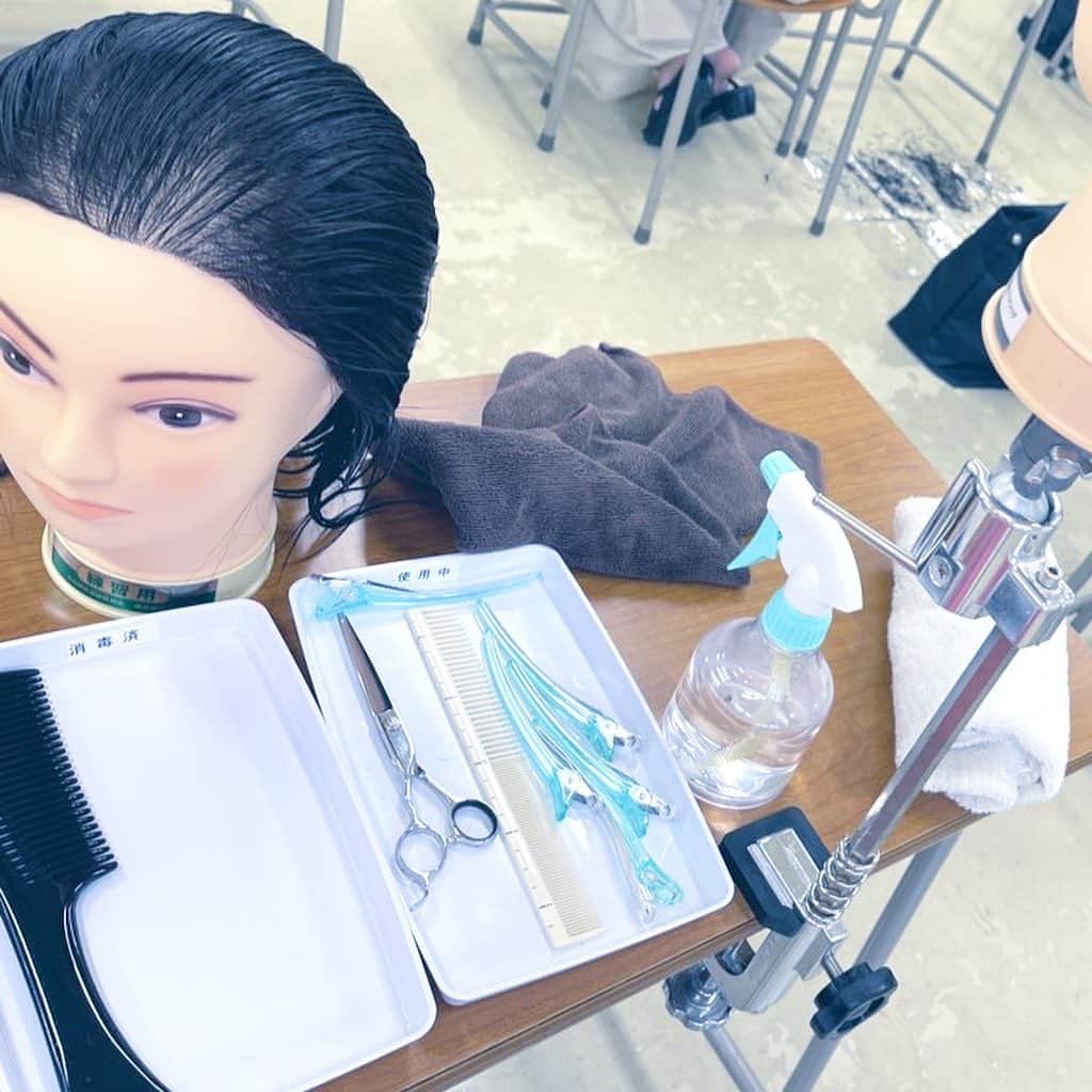 のインスタグラム：「美容学校の長いスクーリングがまたスタートしました。三年って長いと思ってたけど、ラストイヤー！あっという間です。  私たちの年は、コロナで材料が半年も届かず、その間練習もできず。。今回も台風に振り回されています。  メイクの勉強で学校に通っているとよく思われていますが、美容師免許なので美容師の勉強。カットやパーマやセットなど、ヘアが中心です。（日本の法律では、美容師免許がないと首から上を触るのは違法なのでメイクをするにも必要なのです）  正直、メイクがやりたいだけなのになんでヘアの勉強ばっかり！って何度もブーブー言っていましたが、でも、学校に通ってみて気付いたことやいいことがたくさんたくさんありました！！  わたしは、メイクやマッサージなどの民間資格を取得してからの美容学校だったので、美容についてわかったつもりでいましたが、国家資格って学びの深さが全然違うってことを一番感じています。  例えば、成分や色や骨格など、まるでお医者さんにでもなるんですか？心理学でもやるんですか？みたいな教科書にも驚きました。  時間もお金もすっごくかかるけど、それなりの資格だから学ばなきゃいけないんだって、改めて感じています。  今は、資格取ったら、メイク以外にも色々修行して、、幅を広げてやっていきたいって気持ちになっています。  40でもやりたいことに全力で！！がんばりますー！！！  #美容学生 #美容師免許 #美容専門学校 #🩶主婦学生」