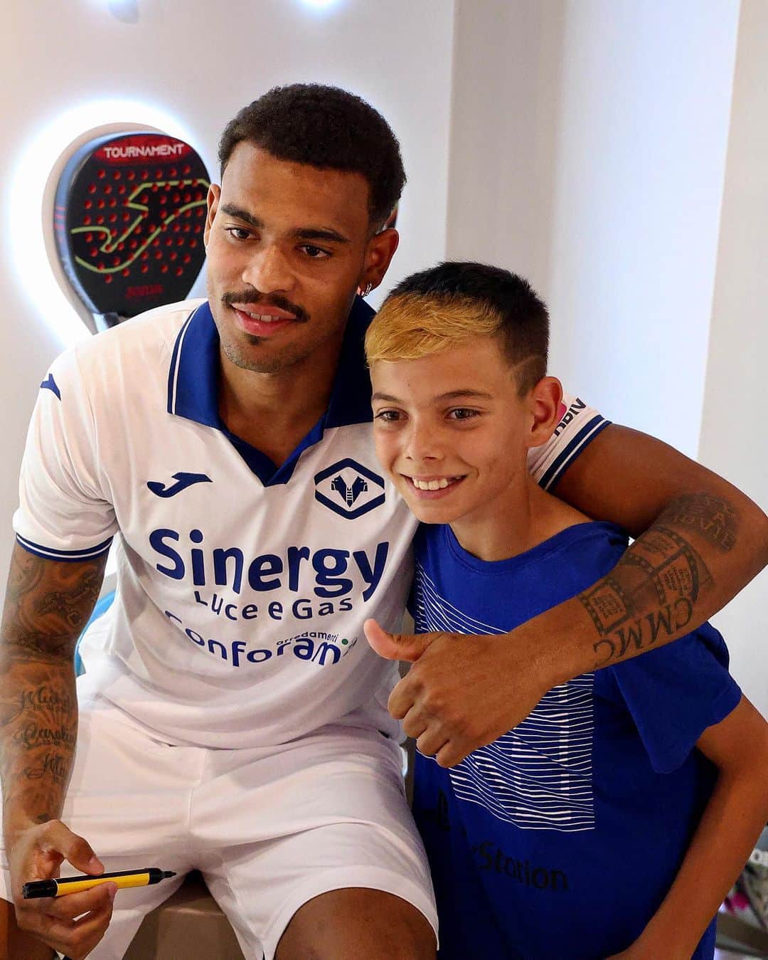 エラス・ヴェローナFCのインスタグラム：「Anche la terza maglia l’abbiamo scoperta con voi 💛💙  #Ngonge e #Saponara ieri sera all’Hellas Store 🥰  #HVStore #HVFC」