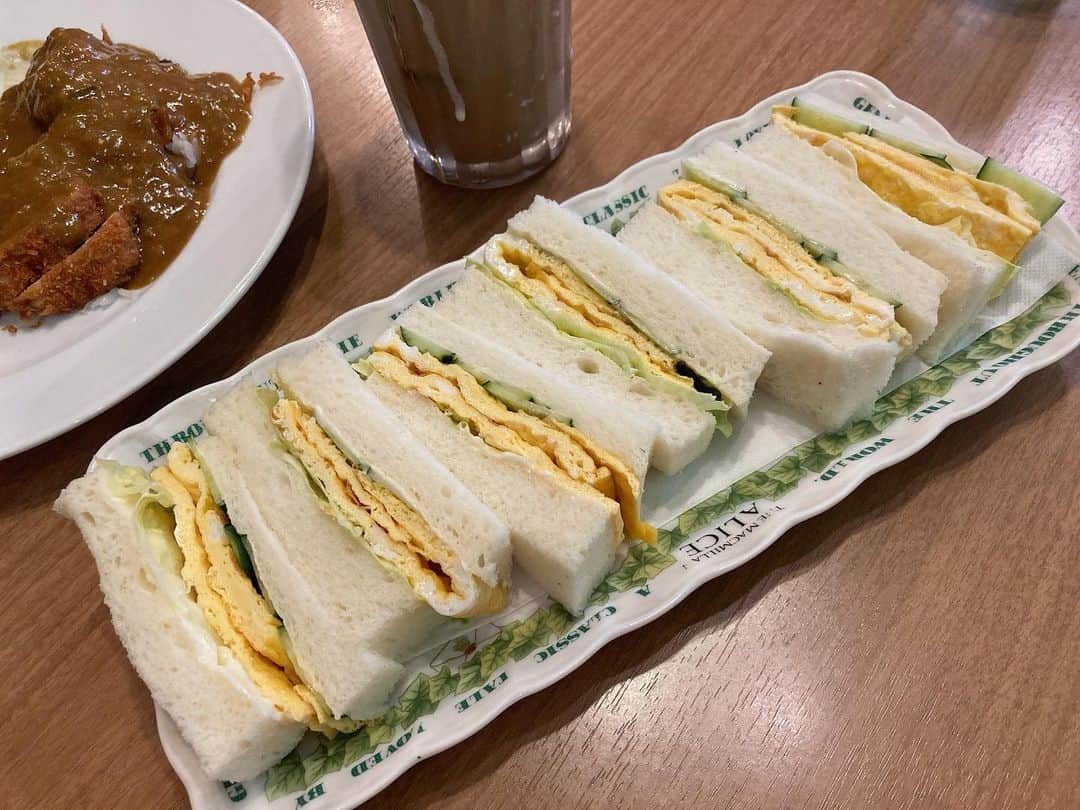 亜実さんのインスタグラム写真 - (亜実Instagram)「🥪☕️🥪☕️🥪☕️  🇯🇵雰囲気最高だった純喫茶☕️🌹1つ1つのボリュームがすごかった🥹ケーキも食べたかったけど今回は入らなかった…残念😅🍰 🇹🇼氣氛滿分的咖啡廳☕️🌹一盤一盤的份量十足🥹本來想吃蛋糕，但這次吃不下了…好可惜😅🍰  ☕️ #珈琲ウエスト本店  📮神奈川県足柄下郡湯河原町宮下29-3 🥪 #タマゴサンド 1,200yen 🍛 #カツカレー 1,780yen 🍨 #キャラメルオレフロート 900yen  #湯河原グルメ #湯河原 #湯河原カフェ #湯河原ランチ #純喫茶」8月4日 20時41分 - amimi_taiwan