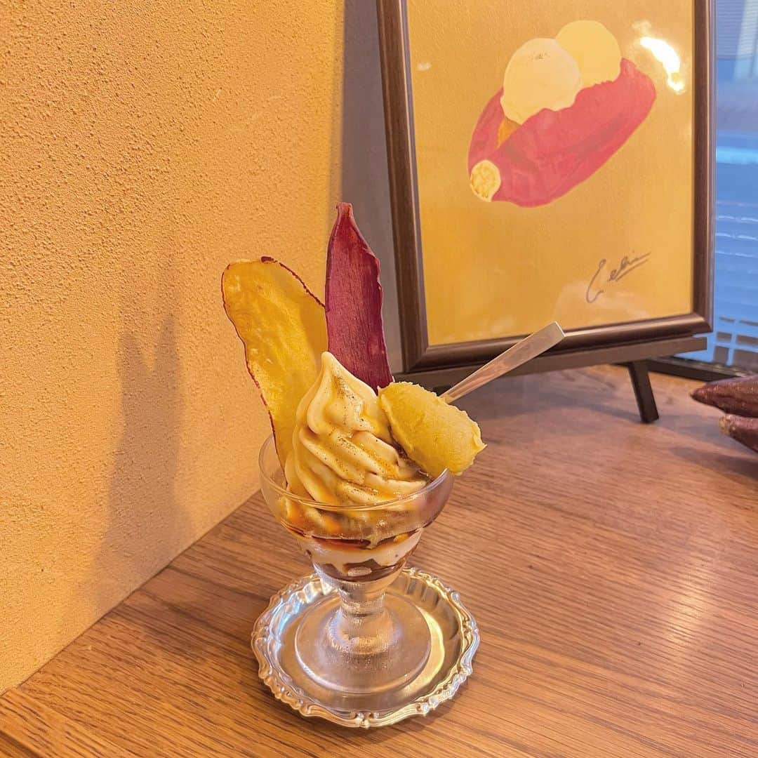 希山愛のインスタグラム：「* #おいもすたぐらむ  蜜香屋BATATASの やきいもサンデー蜜香紅茶🍠  お芋と紅茶のソフトクリームはさっぱりで  濃厚なお芋のペーストと一緒に食べると 最高でした！！お芋チップも美味しかったし 下には紅茶のゼリーも入っとって、 大人な味でめっちゃ美味しかったです😋♡  #お芋好きにはたまらん #お芋 #蜜香屋 #蜜香屋batatas #お芋パフェ #お芋スイーツ #大阪カフェ #大阪スイーツ #梅田カフェ #梅田スイーツ #followme #99line」