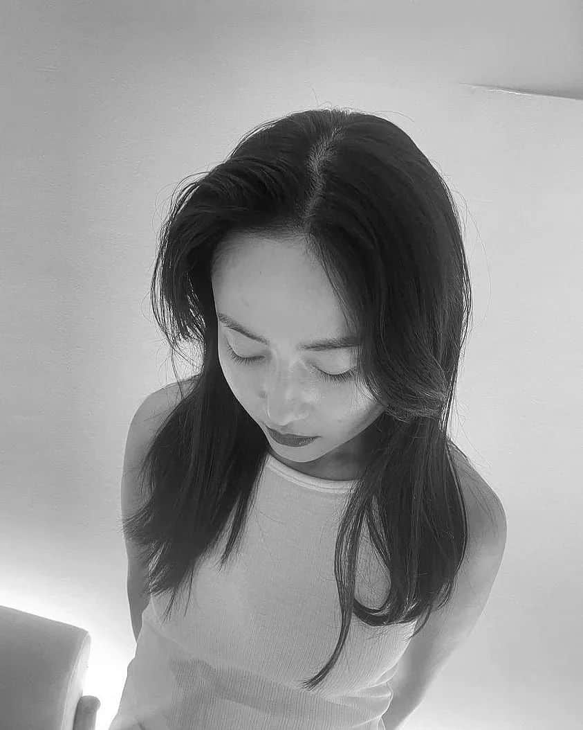 小川琴美のインスタグラム：「✍撮影で可愛かったメイク  眉毛は地毛よりも少し濃い色のパウダーをふわっと乗せつつ、ペンシルを細かく使ってラインを横に流してシャープな感じにする  アイシャドウは肌に溶けてく感じの色で自然な陰影  ノーマスカラ  リップは眉毛と同じ感じの青みがあるリップを丁寧に縁取りながらたっぷり塗る」