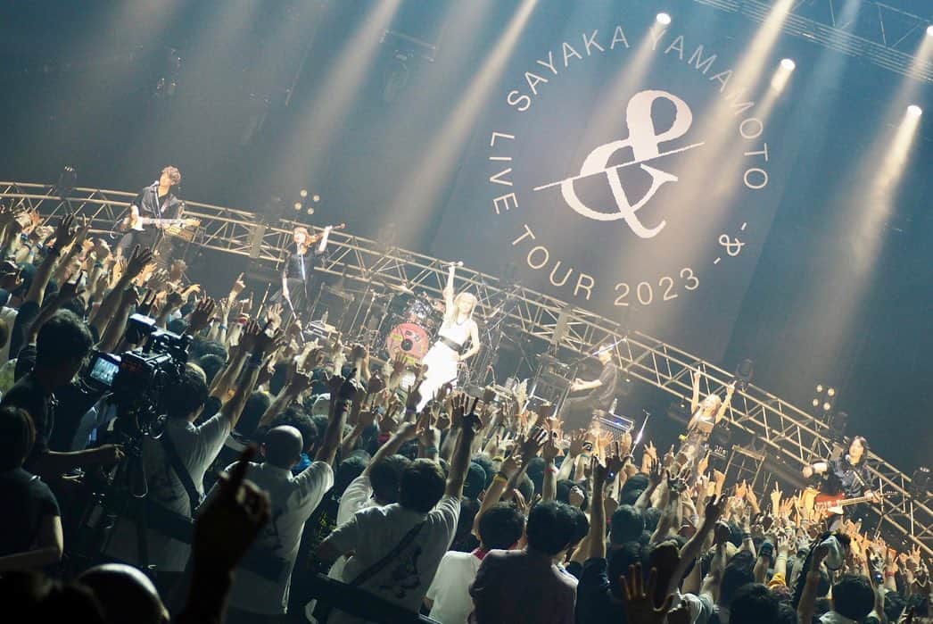 山本彩さんのインスタグラム写真 - (山本彩Instagram)「⁡ 「SAYAKA YAMAMOTO LIVE TOUR 2023 -＆-」 ⁡ 8/3 Zepp Haneda公演を持って 無事、完走しました！！！ ⁡ ⁡ もう、何も思い残すこと無い位やりきって 達成感に満ち溢れてます。 ⁡ ライブハウスという最高の遊び場で また皆と歌ったり騒いだりしながら 同じ熱量でぶつかり合えたのがとにかく嬉しかったし 人生で1番と言っても過言ではないくらい 本当に楽しくて幸せな約2ヶ月間の旅でした。 ⁡ 夏の思い出を彩ってくれた皆 一緒に走ってくれた皆、ほんとにありがとう✨️ ⁡ もう暫くLIVEないのかって思ったらほんまに寂しい。 ⁡ けど、くよくよしてられないので また皆に会うために 下半期、制作頑張りやす👊 ⁡ また会う日まで☺️✨️」8月4日 20時46分 - sayaka__714