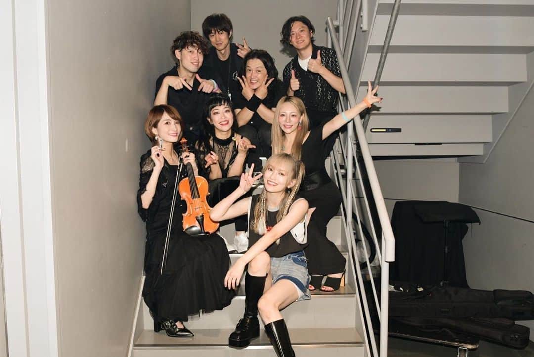 のインスタグラム：「⁡ 「SAYAKA YAMAMOTO LIVE TOUR 2023 -＆-」 ⁡ 8/3 Zepp Haneda公演を持って 無事、完走しました！！！ ⁡ ⁡ もう、何も思い残すこと無い位やりきって 達成感に満ち溢れてます。 ⁡ ライブハウスという最高の遊び場で また皆と歌ったり騒いだりしながら 同じ熱量でぶつかり合えたのがとにかく嬉しかったし 人生で1番と言っても過言ではないくらい 本当に楽しくて幸せな約2ヶ月間の旅でした。 ⁡ 夏の思い出を彩ってくれた皆 一緒に走ってくれた皆、ほんとにありがとう✨️ ⁡ もう暫くLIVEないのかって思ったらほんまに寂しい。 ⁡ けど、くよくよしてられないので また皆に会うために 下半期、制作頑張りやす👊 ⁡ また会う日まで☺️✨️」