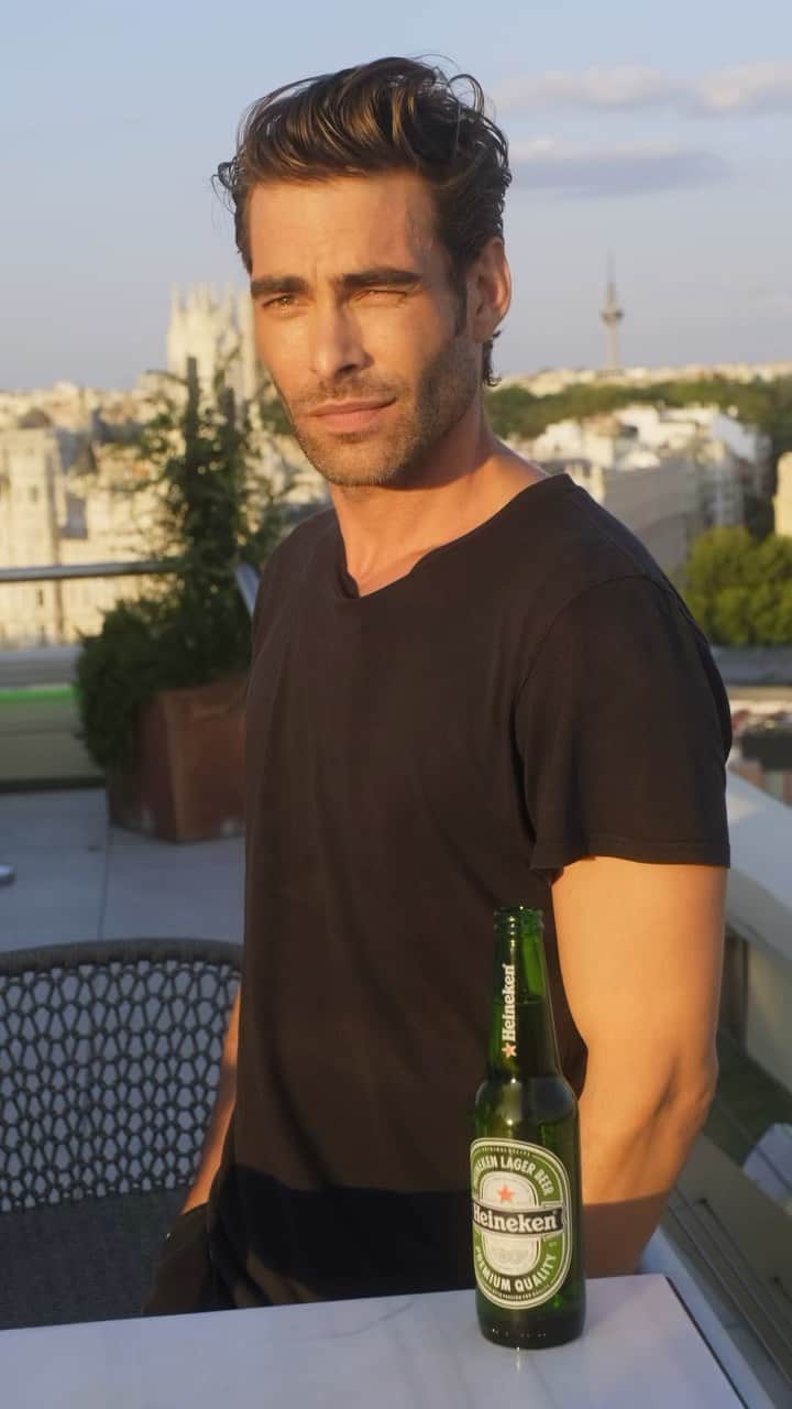 ジョン・コルタジャレナのインスタグラム：「Por otros 150 años de buenos momentos! 🥂   @heineken_es #He150ken #150Años #piensaenverde #publi」