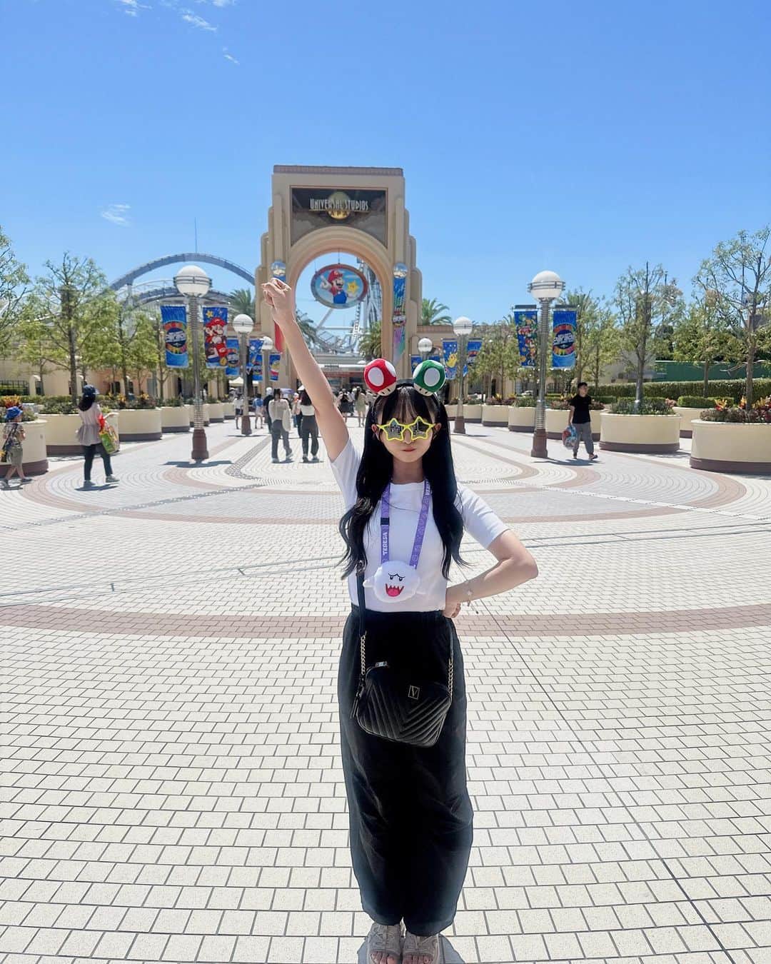 咲山しほのインスタグラム：「♥ . . マリオコーデ(🍄•᎑•🍄) . サプライズの社員旅行で ユニバにいってきたよー！🌏 . 完全装備！✨ . . #USJ #ユニバーサル #ユニバーサルスタジオジャパン」