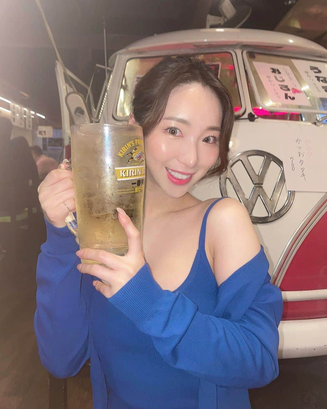 ゆうなのインスタグラム：「顔よりでかいメガハイボール🤣🍺 ストロー必須🥳 、 、 、  #新世界 #串カツ #メガハイボール #お酒 #休日 #私服 #夏 #大阪 #飲み #デート #デートコーデ  #ワンピース #モデル #ootd #followforfollowback  #likesforlike  #date  #summer #cheers」