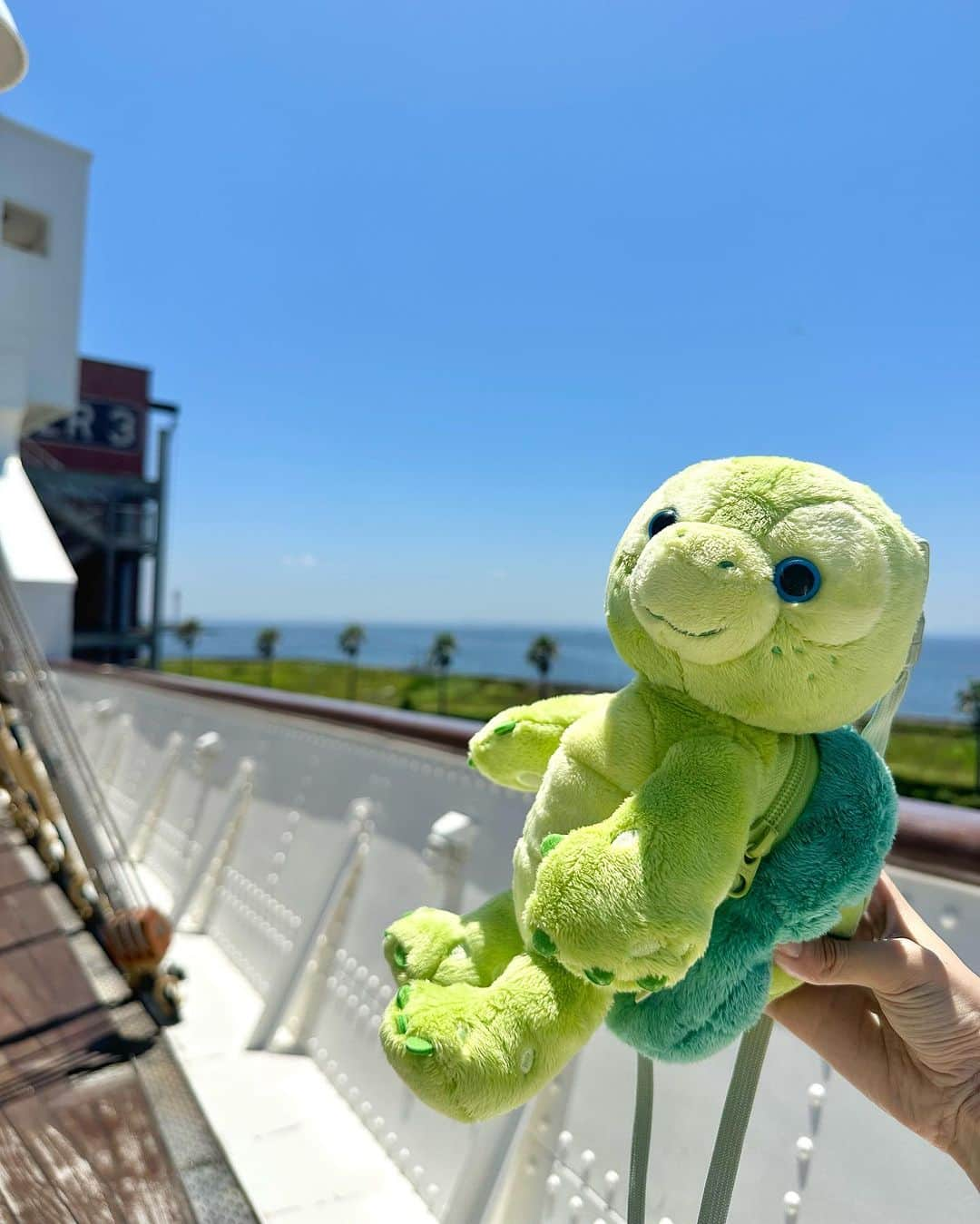 浅井麻里さんのインスタグラム写真 - (浅井麻里Instagram)「🐢ディズニーシー/オルメル🐢 ⁡ オルくんコーデ💚🐢 ⁡ ダッフィーの新しいお友達・オルメルのカチューシャ＆ ショルダーバッグ💚 ⁡ ハーバーショーのオルくんもめっちゃ可愛くて 癒された💕🥰 ⁡ 夏のディズニーはほんと暑さとの闘い！☀️💦 遊ぶ合間にこまめにドリンク飲んだり、 レストランやショップ入って涼んだり…✨ 行く人はいっぱい休みながら楽しんでねー❤️😂 ⁡ ⁡ #ディズニー #ディズニーシー #東京ディズニーシー #ディズニーコーデ #ディズニーバウンド #オルメル #オルメルコーデ #オルメルグッズ #ダッフィーフレンズ #ダッフィーフレンズコーデ #ダッフィーアンドフレンズのスマイルアンドファン #ダッフィーアンドフレンズのサマーナイトメロディー #オルくん #東京ディズニーリゾート #disneysea #tokyodisneyresort #ssコロンビア #ssコロンビア号 #ダッフィーアンドフレンズ #ディズニーグッズ #ディズニーカチューシャ #東京ディズニー」8月4日 20時49分 - mari_asai_625