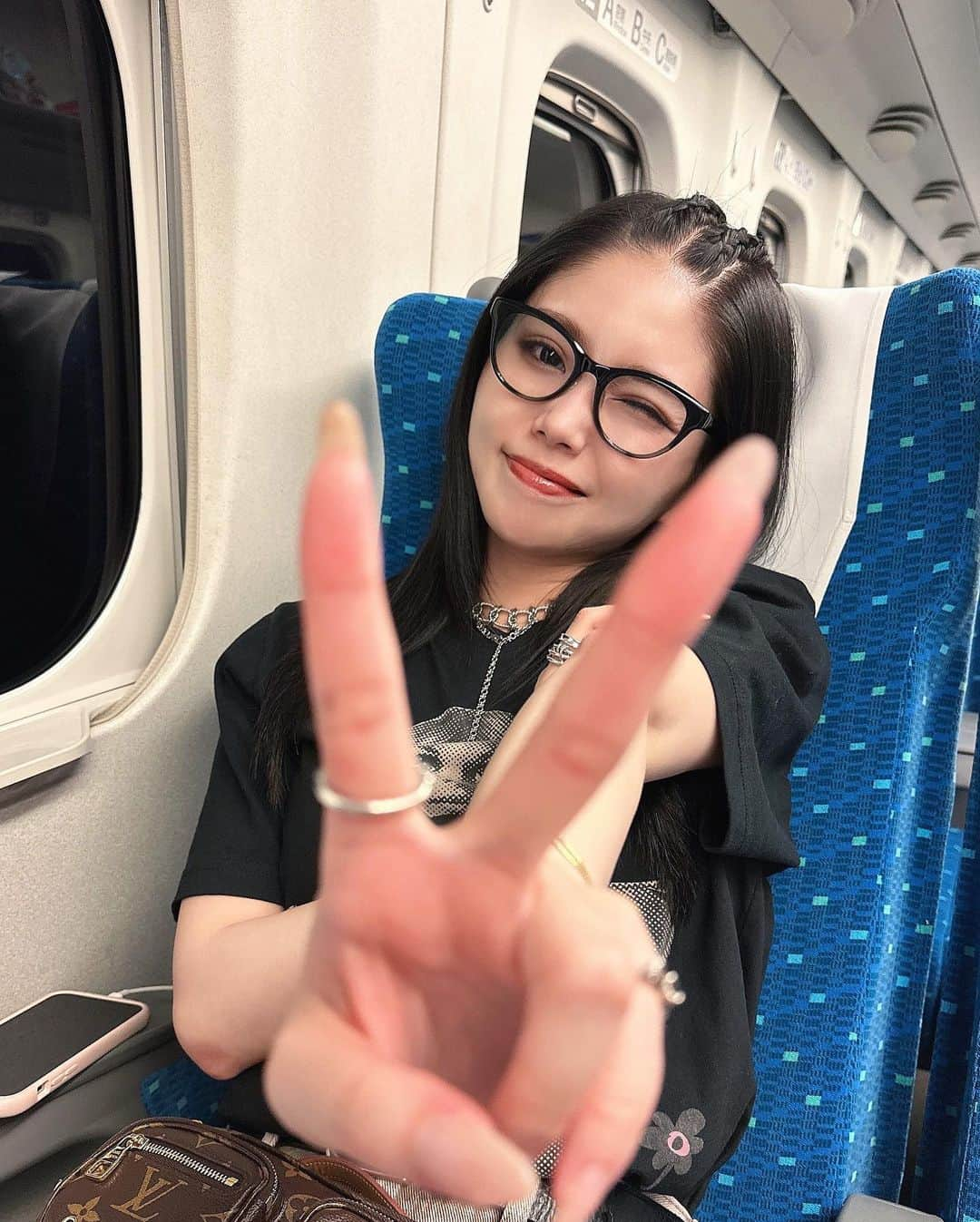 前沢海友さんのインスタグラム写真 - (前沢海友Instagram)「ㅤㅤㅤㅤㅤㅤㅤㅤㅤㅤㅤㅤㅤ いつかの移動中🚅💨 ウィンク奇跡的にできてない⁈🫢 ㅤㅤㅤㅤㅤㅤㅤㅤㅤㅤㅤㅤㅤ 最近 @hystericglamour_tokyo にハマってるの💖  ㅤㅤㅤㅤㅤㅤㅤㅤㅤㅤㅤㅤㅤ #fashion #instfashion #coodinate #hairarrange #smile #newpost #l4l #私服 #みんコーデ #ファッション #編み込み #ヘアアレンジ」8月4日 20時50分 - maezawamiyu