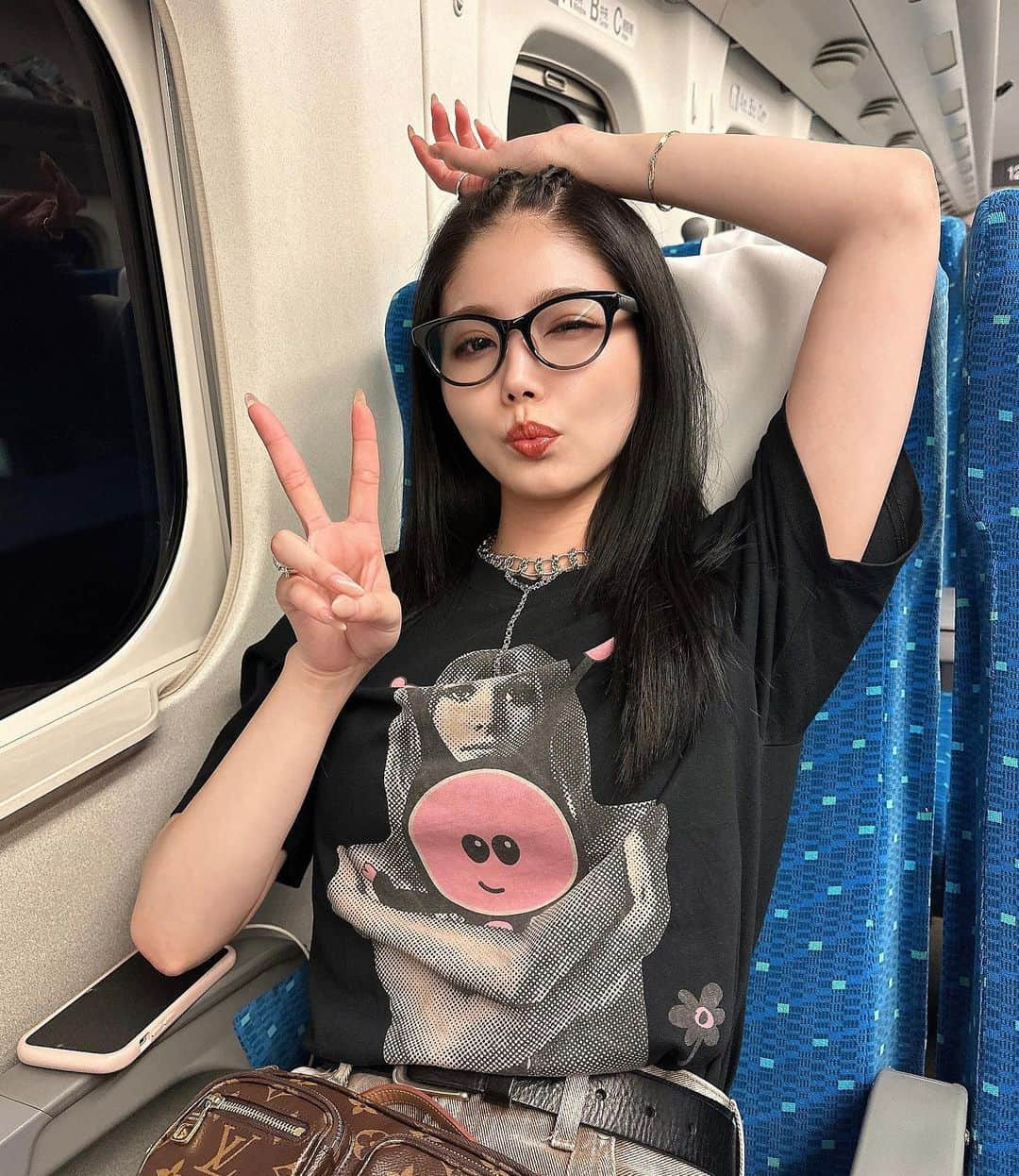 前沢海友さんのインスタグラム写真 - (前沢海友Instagram)「ㅤㅤㅤㅤㅤㅤㅤㅤㅤㅤㅤㅤㅤ いつかの移動中🚅💨 ウィンク奇跡的にできてない⁈🫢 ㅤㅤㅤㅤㅤㅤㅤㅤㅤㅤㅤㅤㅤ 最近 @hystericglamour_tokyo にハマってるの💖  ㅤㅤㅤㅤㅤㅤㅤㅤㅤㅤㅤㅤㅤ #fashion #instfashion #coodinate #hairarrange #smile #newpost #l4l #私服 #みんコーデ #ファッション #編み込み #ヘアアレンジ」8月4日 20時50分 - maezawamiyu