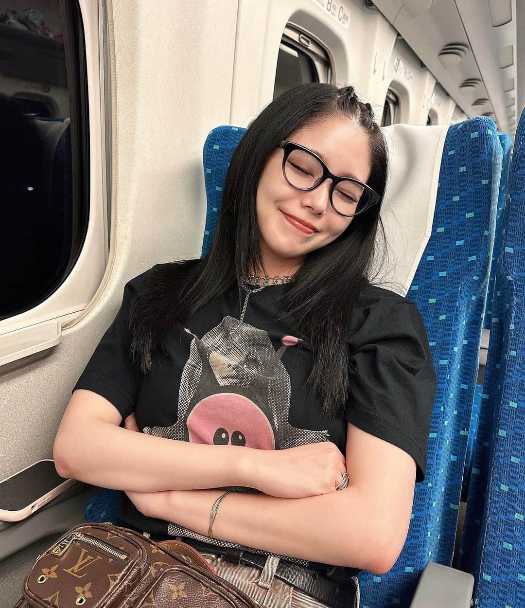 前沢海友さんのインスタグラム写真 - (前沢海友Instagram)「ㅤㅤㅤㅤㅤㅤㅤㅤㅤㅤㅤㅤㅤ いつかの移動中🚅💨 ウィンク奇跡的にできてない⁈🫢 ㅤㅤㅤㅤㅤㅤㅤㅤㅤㅤㅤㅤㅤ 最近 @hystericglamour_tokyo にハマってるの💖  ㅤㅤㅤㅤㅤㅤㅤㅤㅤㅤㅤㅤㅤ #fashion #instfashion #coodinate #hairarrange #smile #newpost #l4l #私服 #みんコーデ #ファッション #編み込み #ヘアアレンジ」8月4日 20時50分 - maezawamiyu