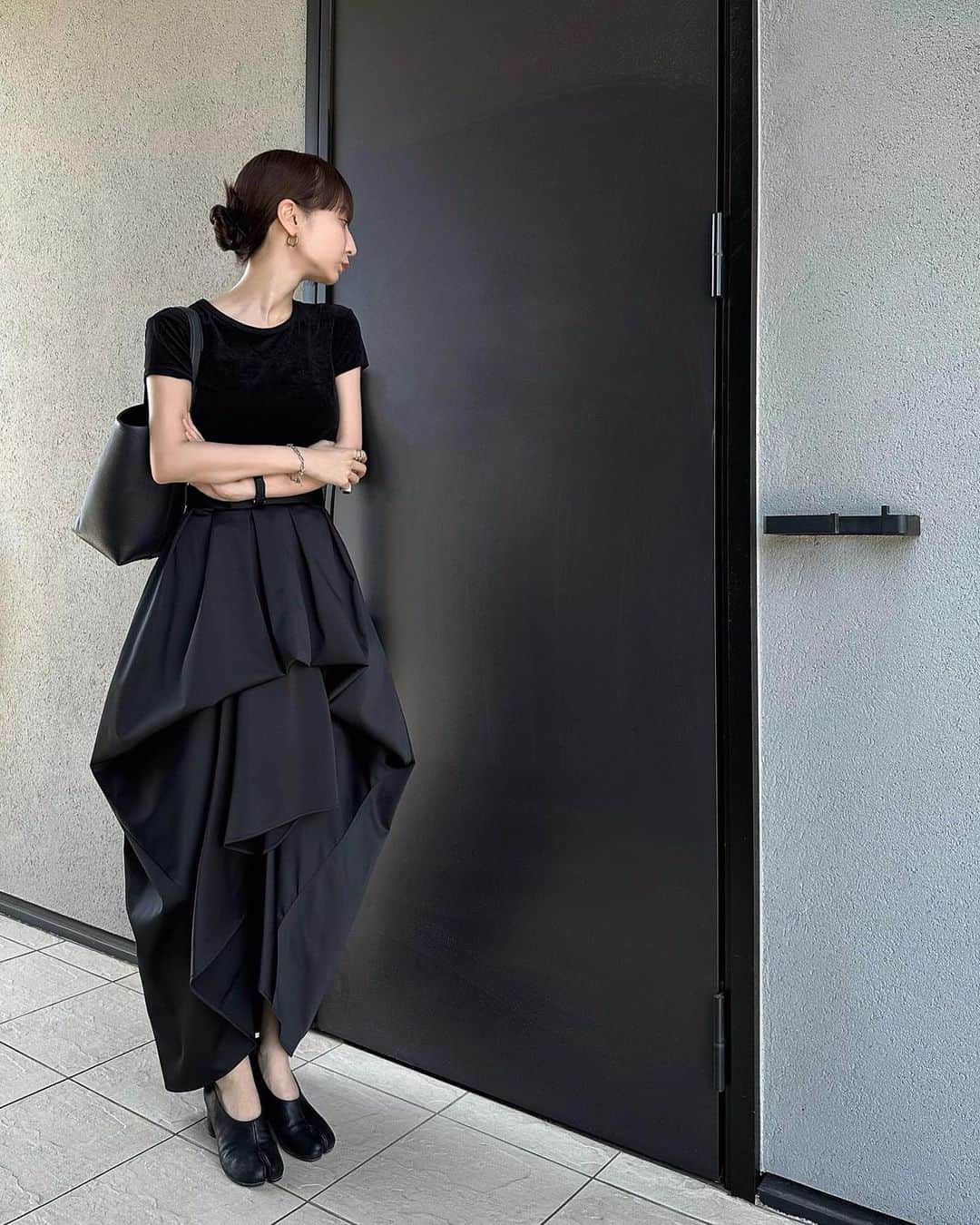 のインスタグラム：「ootd デザイン性のある ボリュームタフタスカートを主役にして 他はラフにまとめています   TOPSはベロアT♡   tops @louren__official  skirt @louren__official  bag @therow」