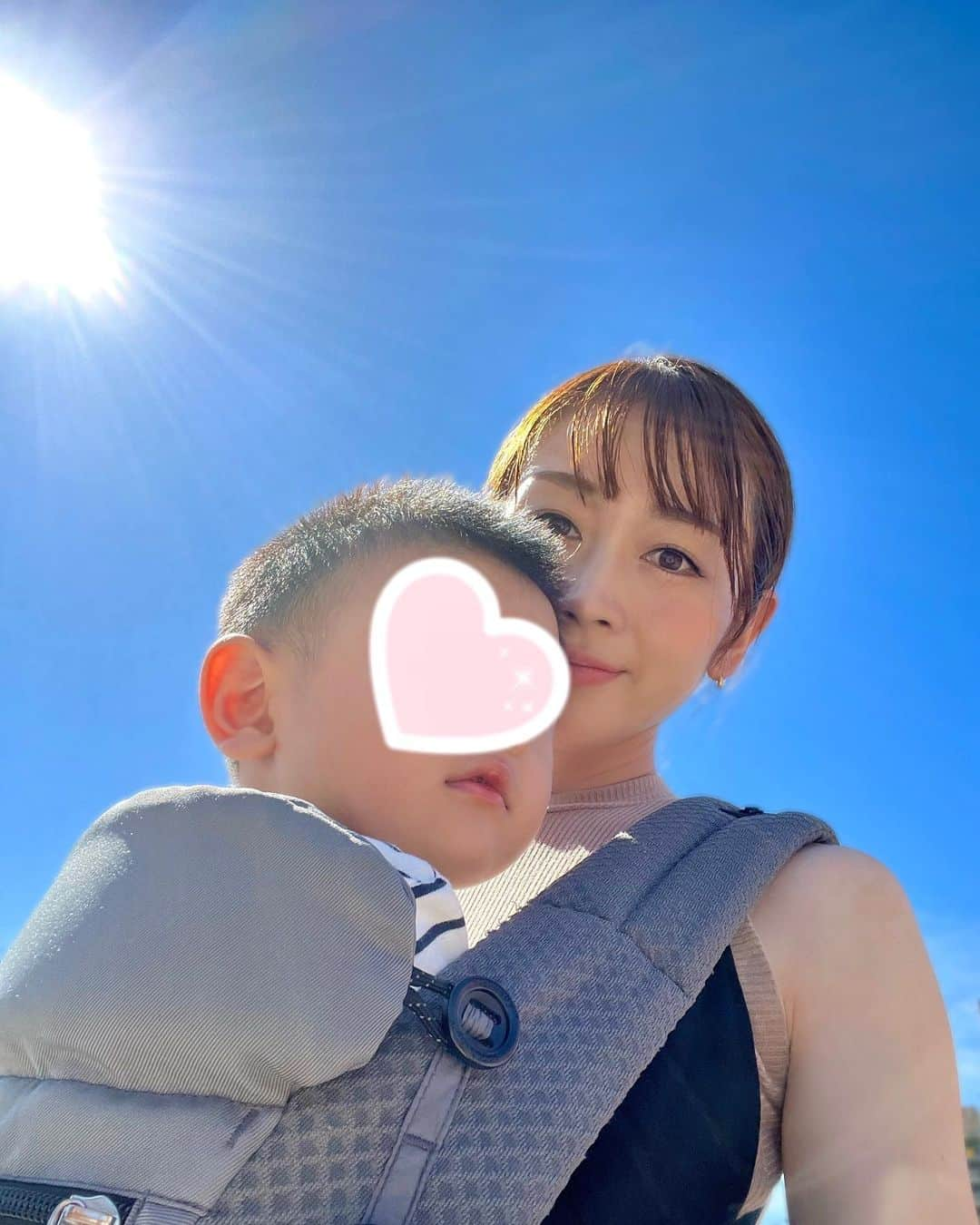 大寺かおりさんのインスタグラム写真 - (大寺かおりInstagram)「あっつー☀️🤯 1人で普通に歩いても汗だくなのに 11キロの息子を抱っこして 2人でピッタリくっついて…  そりゃもう汗びっしょりでして😇  けどいつかこんな抱っこの日々も 懐かしく恋しくなるんだろうな〜 (と自分に言い聞かせて気を紛らしています)  最近は途中から手を繋いで 歩いてくれることも増えました♡ お手手繋いで歩くの楽しいね〜と 繰り返し話しかけています👦 . . . #1歳半 #1歳半検診 #無事に終わりました #積み木重ねるアレ  #出来るかちょっと緊張した #身長は2歳児並み #すくすく成長中 #1y6m #男の子ママ #いただきますがマイブーム🙏」8月4日 20時52分 - kaori_ootera