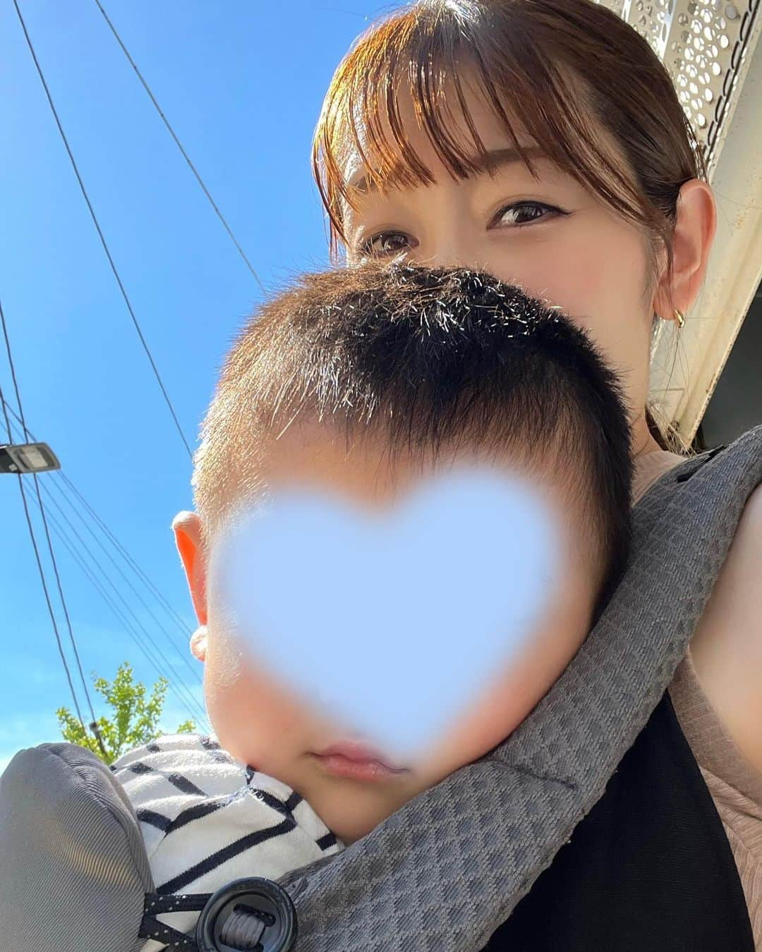 大寺かおりさんのインスタグラム写真 - (大寺かおりInstagram)「あっつー☀️🤯 1人で普通に歩いても汗だくなのに 11キロの息子を抱っこして 2人でピッタリくっついて…  そりゃもう汗びっしょりでして😇  けどいつかこんな抱っこの日々も 懐かしく恋しくなるんだろうな〜 (と自分に言い聞かせて気を紛らしています)  最近は途中から手を繋いで 歩いてくれることも増えました♡ お手手繋いで歩くの楽しいね〜と 繰り返し話しかけています👦 . . . #1歳半 #1歳半検診 #無事に終わりました #積み木重ねるアレ  #出来るかちょっと緊張した #身長は2歳児並み #すくすく成長中 #1y6m #男の子ママ #いただきますがマイブーム🙏」8月4日 20時52分 - kaori_ootera