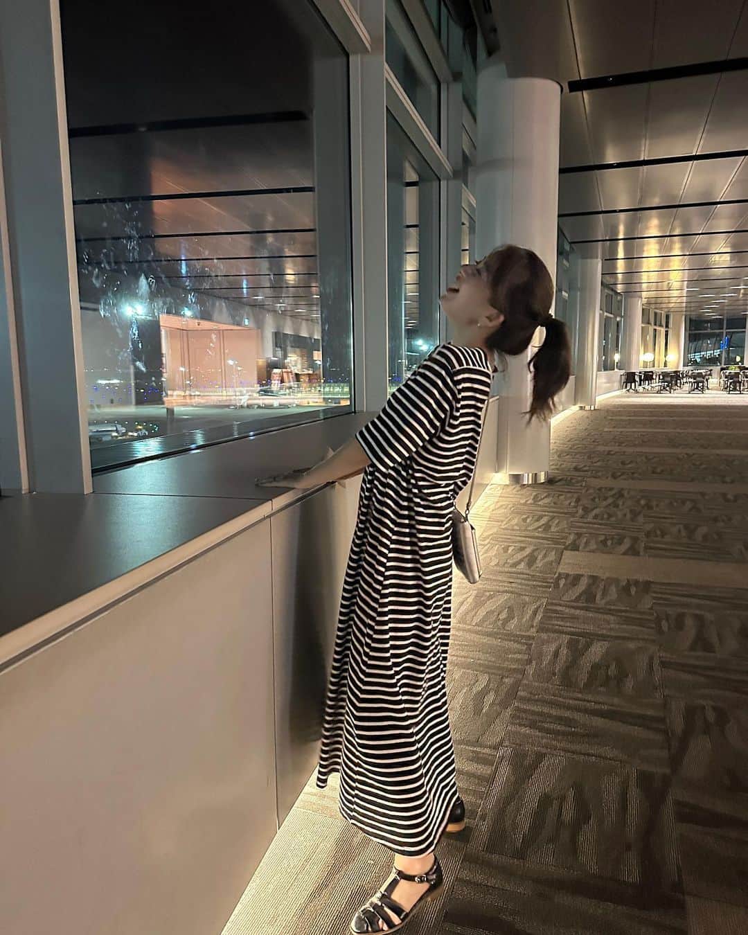 田中優衣のインスタグラム：「お迎えで空港に行った日🙃 到着まで時間があったから展望デッキに行って 飛行機をみたよ。  なんで笑っていたかは覚えてませんっ。」