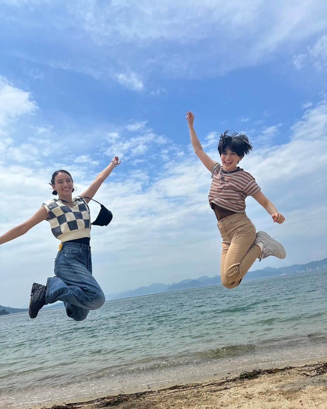 ホラン千秋さんのインスタグラム写真 - (ホラン千秋Instagram)「_ カレンちゃんと夏の思い出ロケ🚲👭カレンちゃんは思い出をその日に置いてくるタイプと言っていたので、もしかしたらもう忘れてるかも知れないけど笑 写真見て思い出してね🤍笑  『沸騰ワード10』だからこそのスペシャルな旅が実現できて、本当に楽しかった✨🥰  また思い出作ろうね🎶」8月4日 21時02分 - chiakihoran_official