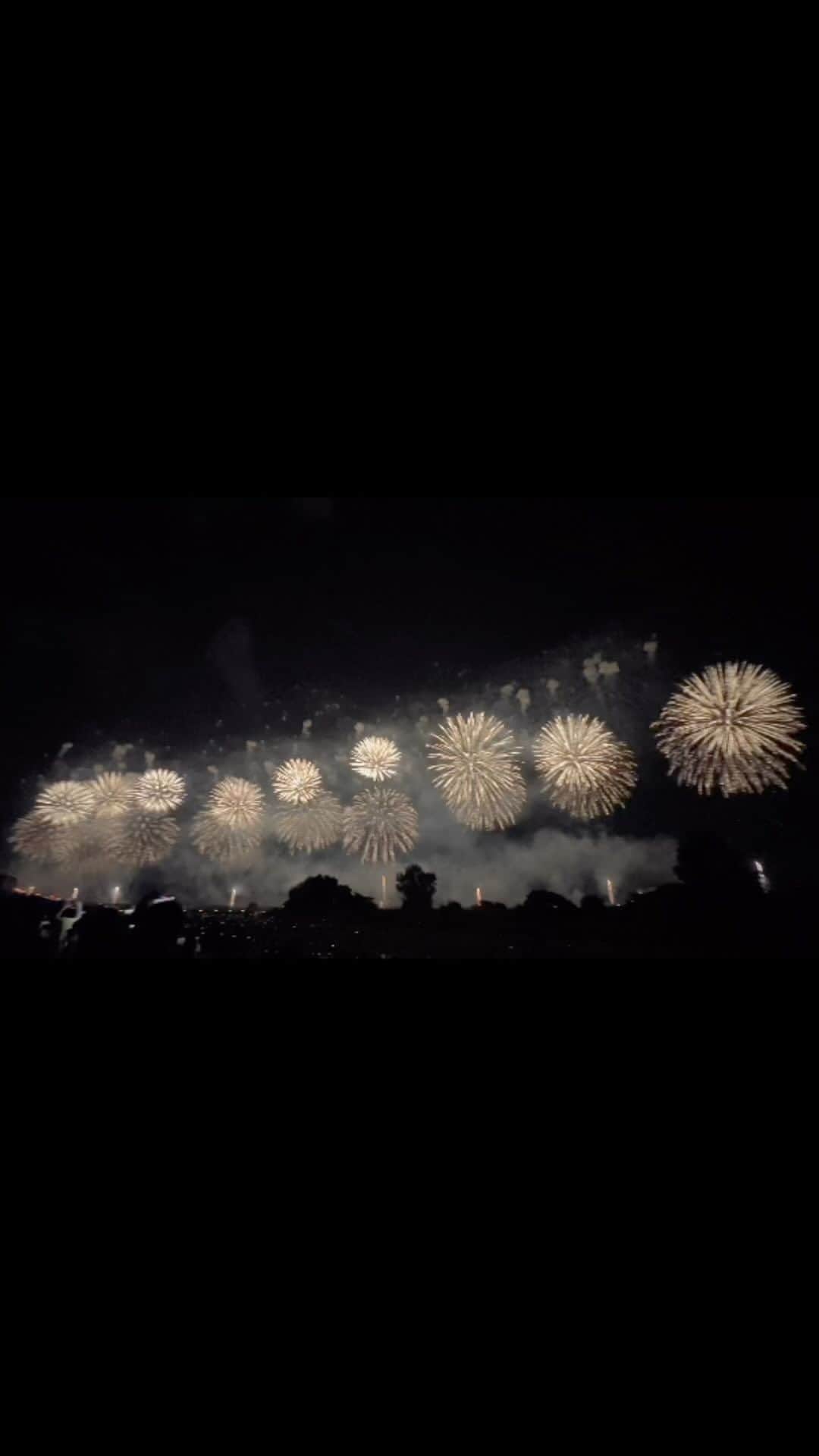 のインスタグラム：「念願の長岡花火大会に行けた😭🎆✨ フェニックスすごすぎて、めっちゃ感動した🥺🩵 このフィナーレは綺麗すぎる😍❤️❤️ めっちゃ遠いけどまた行きたいよぉ🥹🚄  #長岡花火 #長岡花火大会 #長岡花火大会2023 #長岡花火フェニックス #長岡花火フェニックス2023 #花火大会 #花火🎆 #花火大会🎆 #新潟 #新潟」
