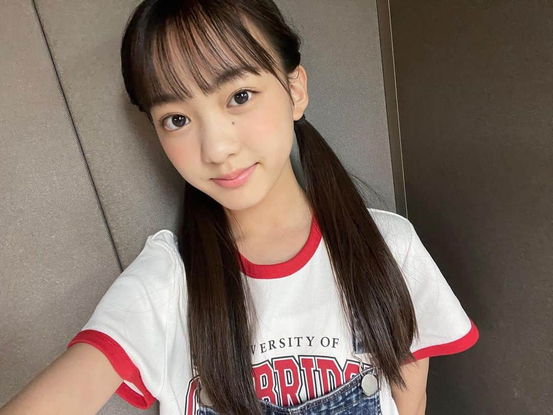 鎌田英怜奈のインスタグラム：「🏠 舞台「#隣りに推しが住んでいるんだが」 本日無事に初日を迎えることが出来ました🥰  今回はホームコメディ作品ということで お客さんの笑顔を引き出せるか少し不安でしたが、 今日しっかりと笑顔や笑い声を感じることができて 良いスタートだったかなと思っています❣️  私のうちわを持ってくださっている方も しっかり見つけられました(*´˘`*)💞 とっても嬉しいです✨ ありがとうございます🫶🏻  明日は２公演✒️ アフターイベントは、 プレゼント抽選会とアフタートークです☺︎  最後まで精一杯頑張ります❣️  #隣に推し Twitterはぜひ#隣に推しを観た で感想お願いします🤗 #蒼井芽衣 役 #鎌田英怜奈」