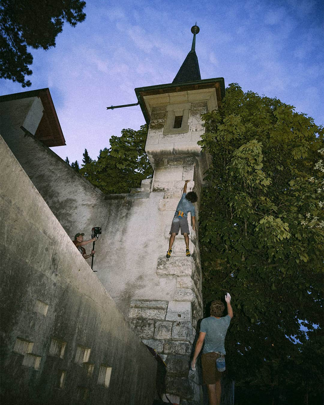 Mammutさんのインスタグラム写真 - (MammutInstagram)「Hanging from structures is no attempt to tear them down.   #LetItBaern is out now, find out everything on letitbaern.com, link in our bio.  @emil_abrahamsson_ @_hannahmorris_  *Be responsible when climbing - do not leave any traces and respect private property.  #LetItBaern #climbingculture #buildering #righttoclimb #climbingisnotacrime #cityboulder #urbanclimbing」8月4日 21時00分 - mammut_swiss1862