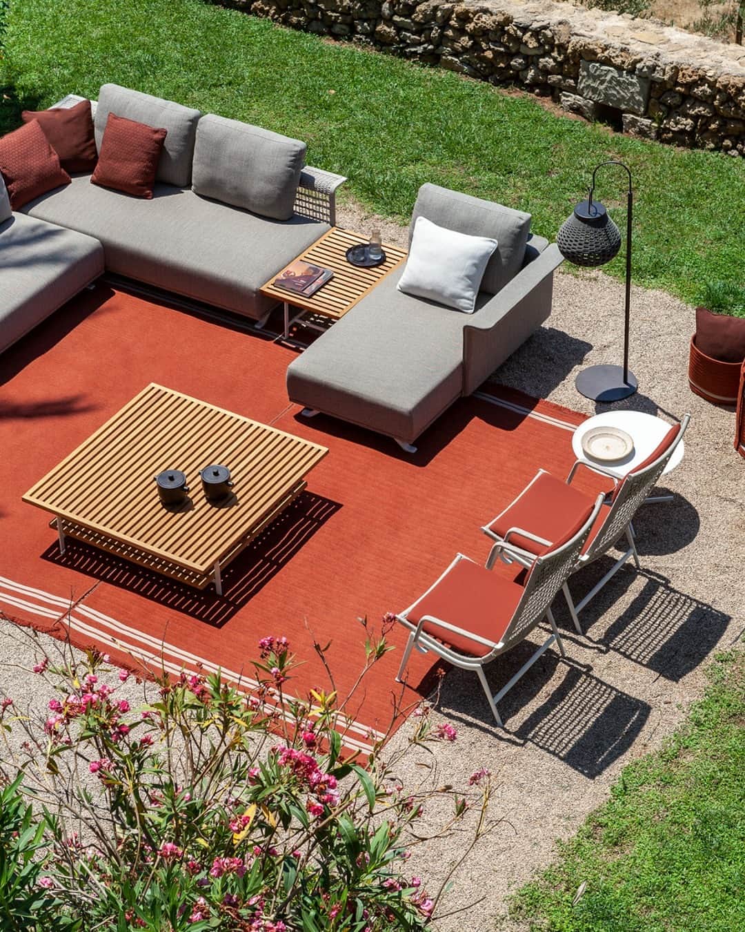 Poltrona Frauさんのインスタグラム写真 - (Poltrona FrauInstagram)「The outdoor double-face rug Sherazade is more than just a decorative addition. It will infuse a sense of completeness and atmosphere into your open-air living spaces, making them truly inviting and comforting. Whether you are seeking to upgrade a terrace, rooftop, veranda, or the deck of a yacht or ship, this wear- and weather-resistant rug will complement your individual style. Click on the link in bio to find it in three colorways, in-store or online.  #PoltronaFrau #PFBoundlessLiving」8月4日 21時00分 - poltronafrauofficial