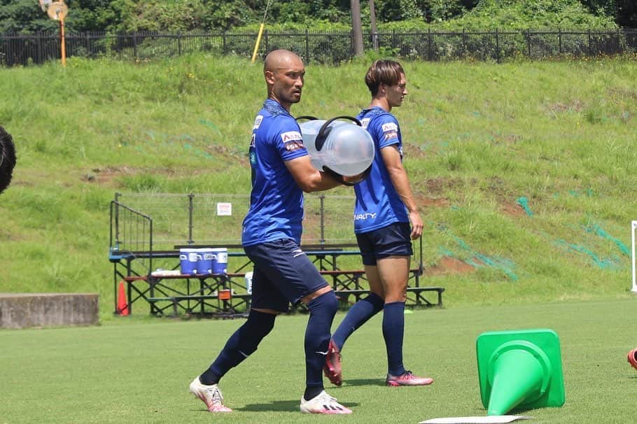 川又堅碁のインスタグラム：「アスルクラロ沼津に加入が決まり、これからがすごく楽しみでいっぱいです！ これまで本当に長い長いリハビリでしたがいろんな人の支えがないとここまでくることができませんでした。本当に感謝の気持ちでいっぱいです。 強い覚悟を持ち、このチームをJ2に導けるよう日々熱く闘いたいと思います！ ファン、サポーターの皆さん、そして沼津の選手、スタッフ一同、残り半シーズン全力で戦い抜きましょう！ #背番号20 #アスルクラロ沼津」