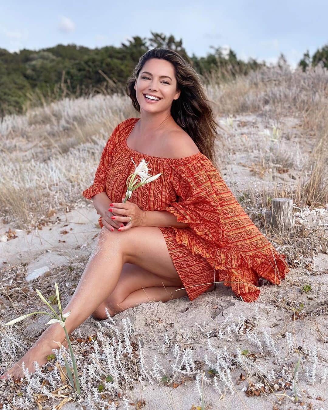 ケリー・ブルックのインスタグラム：「Last day of Holiday but make it Glamour 🐚」
