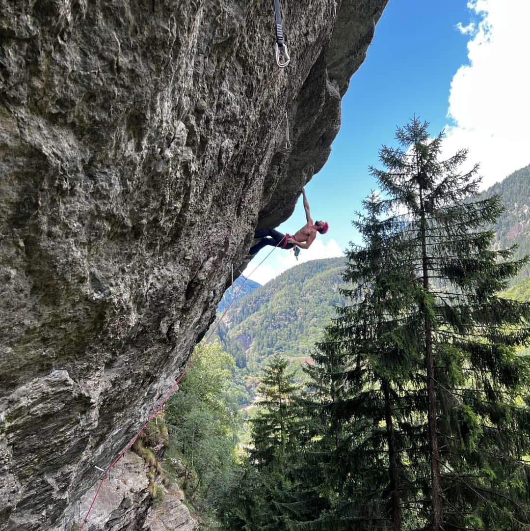 イェルネイ・クルーダーのインスタグラム：「Last week report:  - 8c (8b+) red point (Ticino), - Cresta sud V+, 1500m on sight free solo (Aiguille Noire, 3774m), - Paradox 8b on sight (Gastlosen).  😁😁😁 Don't know which one to expose 🤷🏻‍♂️😅 ________________ @ocun.climbing @scarpaspa」