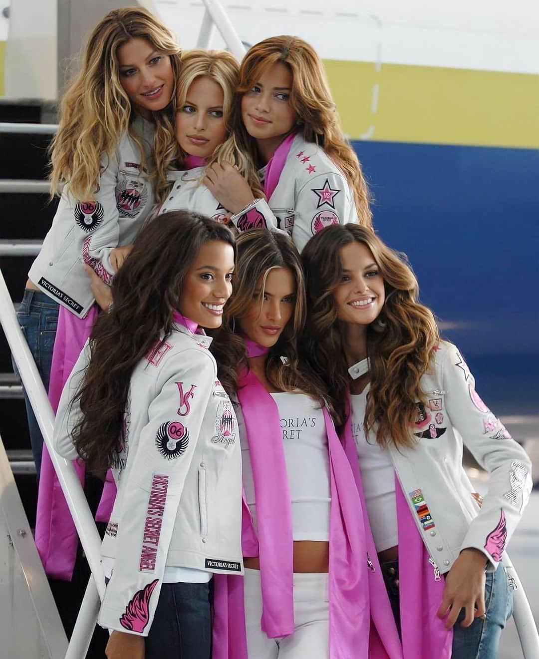 カロリナ・クルコヴァのインスタグラム：「Let's fly away... 🎶✈️🩷 @victoriassecret #angels」