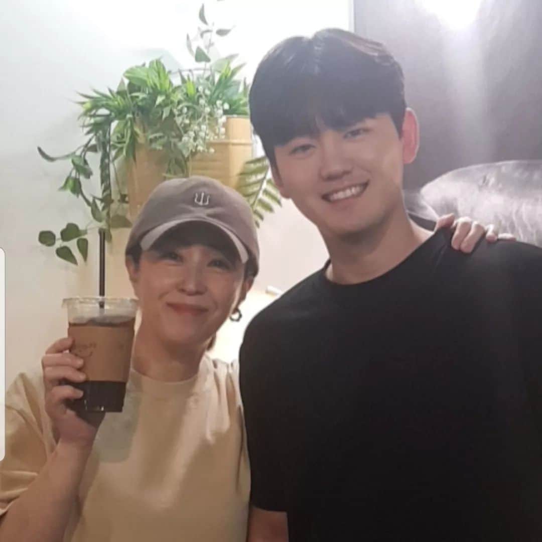 のインスタグラム：「사랑하는 나의 조카 첫 까페. 천호동 '나는 아아' 멋지게 성공하렴. 이모가 격하게 응원한다. 근데 정말 다 맛있어. 멋져!!!.😃😃♥️♥️♥️ (방문해 주신다는 분이 계셔서 ~  나는아아는 배달 전문입니다^^)」