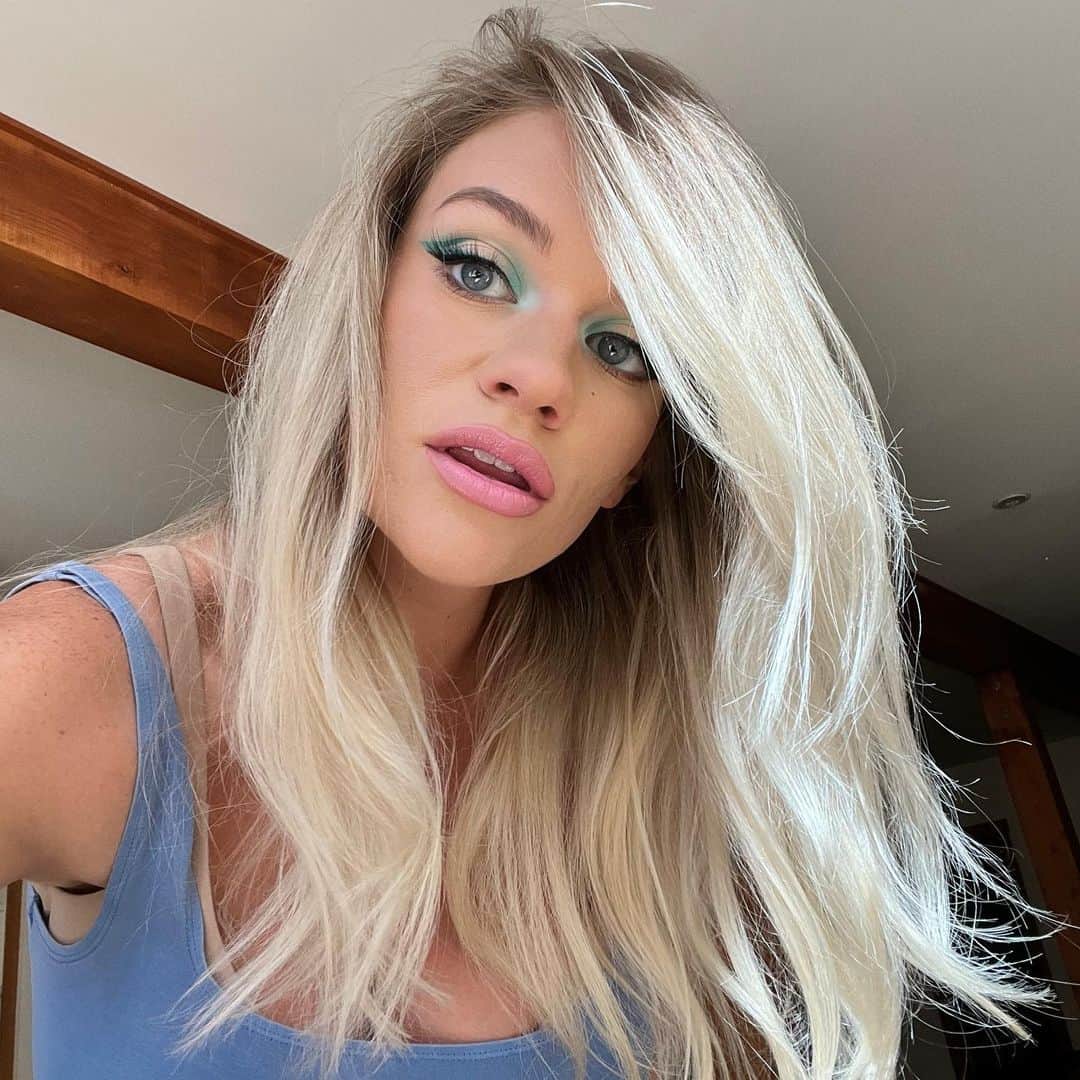 Samantha Ravndahlのインスタグラム：「in my low maintenance hair-era 💅🏼 taking an extension break with fresh colour and trim courtesy of the always perfect @karlgbrown at @happybirthdaysalon 🎂 no fresh bleach needed because he’s just that good 😌」