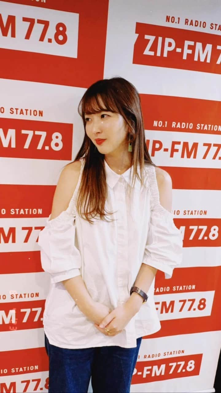 白井奈津のインスタグラム：「フレフレ今日もありがとうございました📣🧡✨  #zipfm #zipfm778  #フレフレフライデー #hoorayhoorayfriday  #ラジオ #radio #📻  #最後の写真の無盛れ」