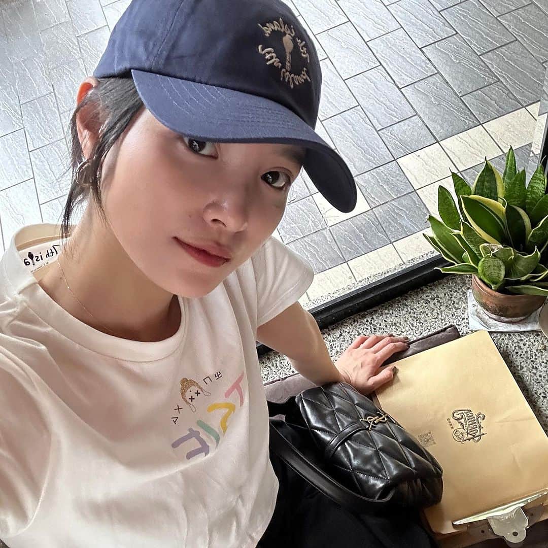吳子霏（Ellen Wu）のインスタグラム：「請猜ㄓㄇㄨㄙ TGIF」