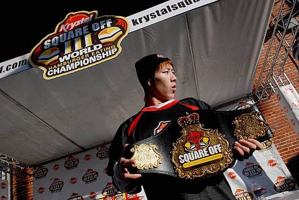 小林尊のインスタグラム：「世界記録 ハンバーガー97  Setting a new wold record by eating  97 hamburgers.  Krystal square off world hamburger eating championship Photo: Corbis, Getty #fbf」