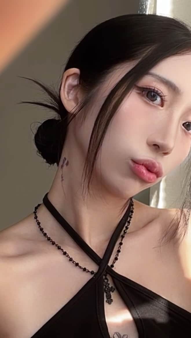 原涼香のインスタグラム：「💋💋 Lakaのモモリング気に入って使ってるฅ^•ω•^ฅ #laka #makeup #lipgloss」