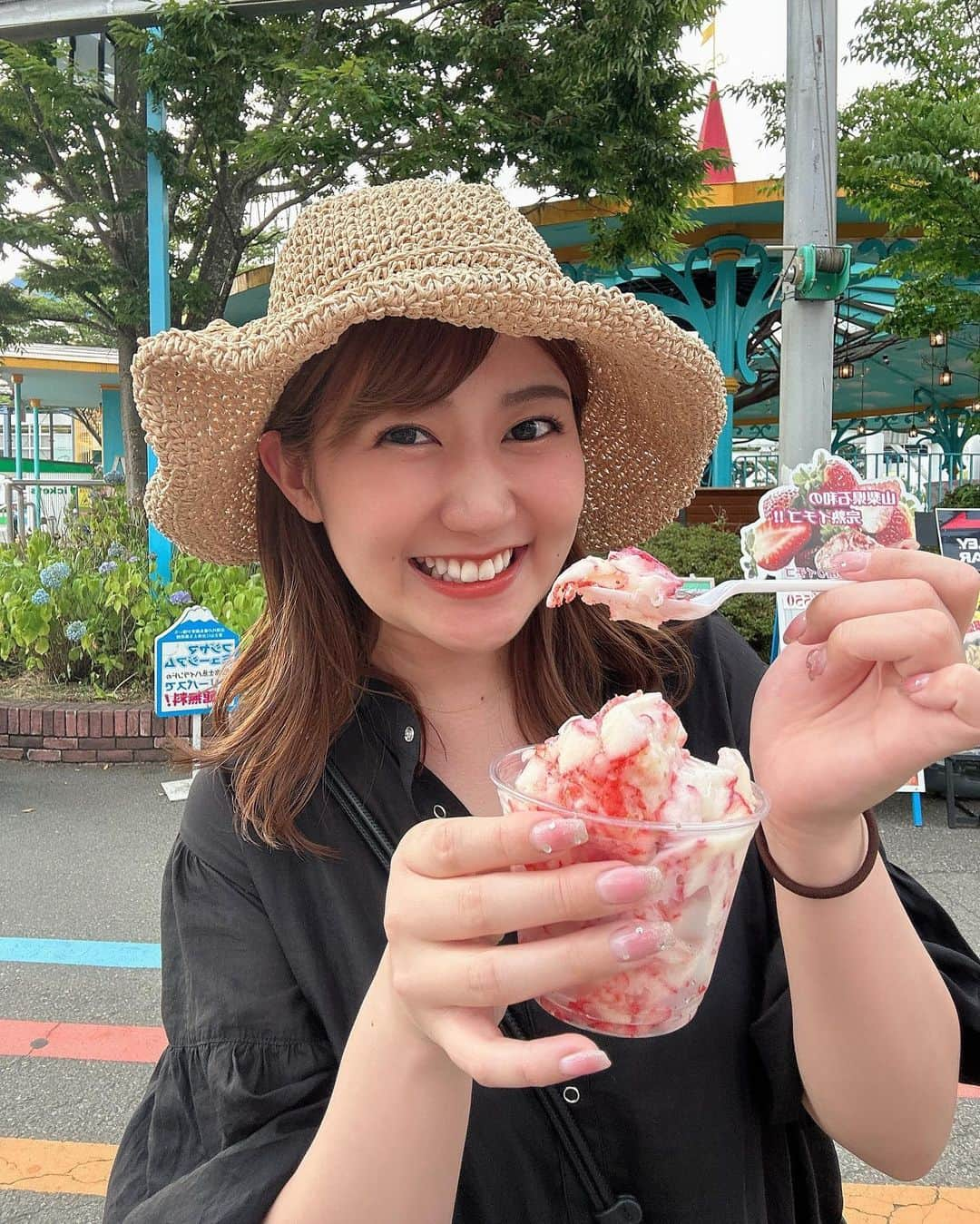 篠原栞那のインスタグラム：「‪‪❤︎‬  毎日暑すぎて溶けそうですが 冷たいもの食べて夏満喫してね🥺🫶  #夏休み #夏休みの過ごし方 #いちご #かき氷 #暑さに負けず #はしゃぐ大人 #こんなはずじゃなかった #大人の休日 #してるつもり」