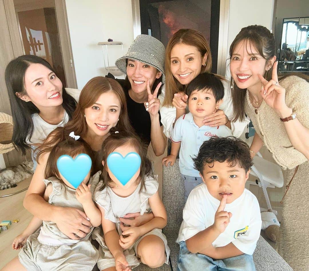のインスタグラム：「久しぶりに会えたー！🩵  昔はみんなすーーぐ集まって、くだらない事で爆笑して、ただただ楽しい毎日だったけど、今ではほとんどがママ👶🏻🩵  なかなかすぐには会えないけど、可愛いキッズ達も増えて楽しい時間は変わらないね😘 （みんな喋りもテンションも変わらなくて安心するラブ🫶）  #ライラップ  @amikikuchi0905 仕事にて不在🥲また次ね😭🩵」