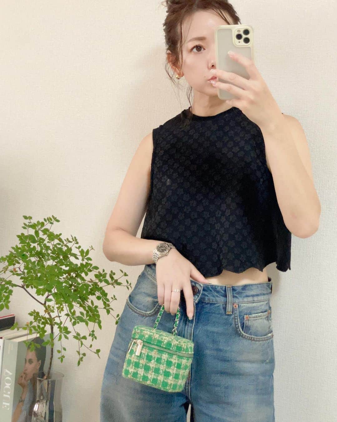 のインスタグラム：「お花柄のジャガード素材で おまけにスカラップとか🙈 バックスタイルまで可愛いしかないベスト🖤🦭  メンズライクなデニムと合わせたらツボすぎた🫠🖤  vest @gypsohila.jpn  tee @zara denim @balenciaga  bag @aulii_amomentofhappiness」