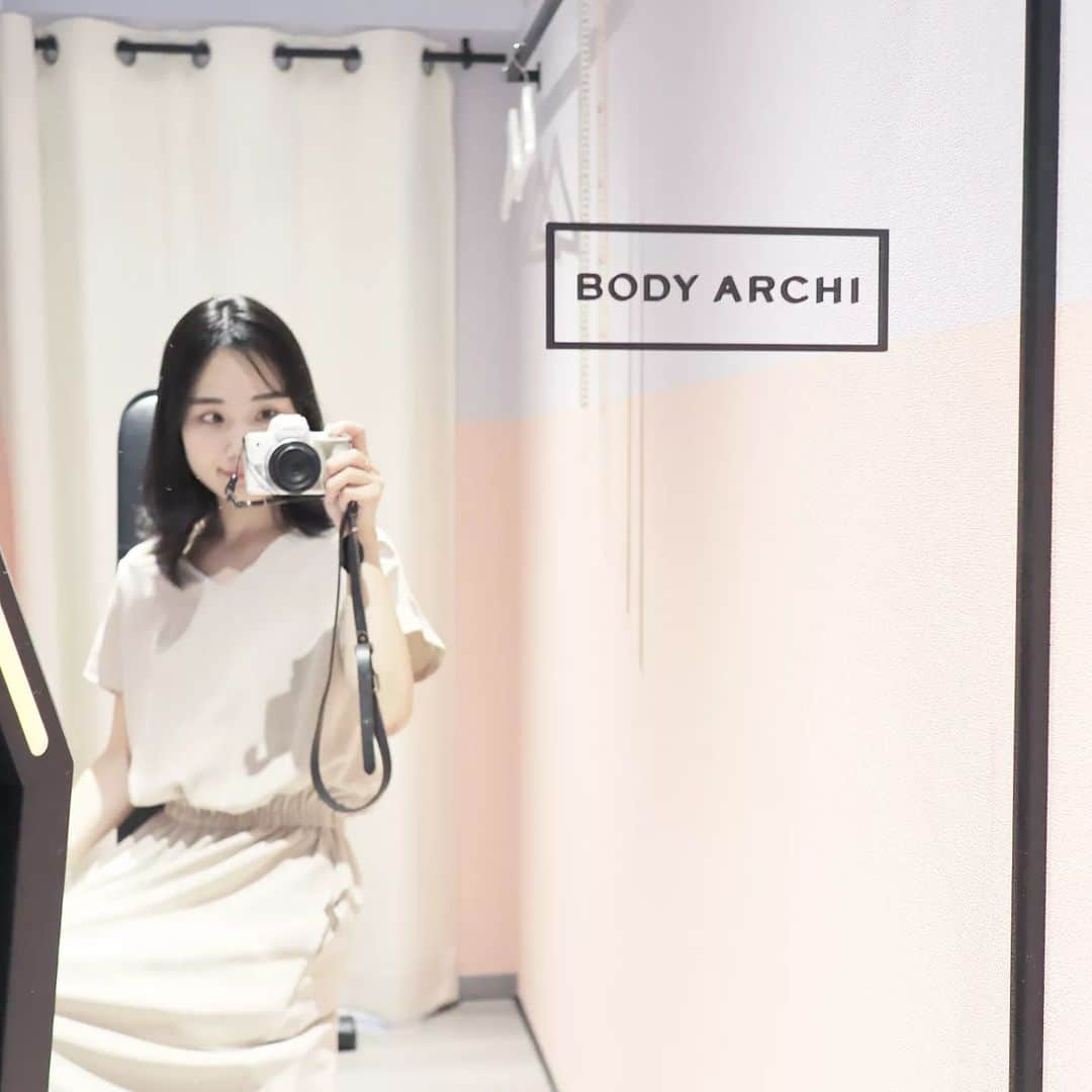 Eri Satoさんのインスタグラム写真 - (Eri SatoInstagram)「【BODY ARCHI ベビースキン👶】 · ずーっと気になってたボディーアーキ @bodyarchi_official 定額制のセルフエステでお馴染みです☺️ そんなボディーアーキで、 湘南美容クリニックが全面監修した ベビースキンの施術体験をしてきたよ！ · ボディーアーキのエステマシンが 臍帯血幹細胞培養上清液という 肌のエイジングケアが期待できる美容成分を 肌に届けるサポートを してくれちゃいます！ · セルフエステなので通うのも、施術も自分のペースで。 動画を見ながら顔にマシンを当てていくんだけど、 とってもわかりやすくて簡単でした👌 · 施術後の肌はもっちもち🥺💫 数日後からのほうが効果を実感してくるみたいなんだけど 目の下のシワが目立たなくなったのが嬉しい💓 · 美容医療はまだちょっと抵抗あるなーって方には とってもおすすめの施術🙌 店舗もいくつかあるのでチェックしてみてね👀 私は吉祥寺店へ行ったよ☺️ 担当のお姉さん可愛かったな、、、🥰 · 施術は目元のメイクはそのままでもOK クレンジングはお店にあるので 肌だけすっぴん状態にして マシンを当てたよ！ · 38歳になったけど、 今までの人生で今年がいちばん 褒められてる😂 お世辞でも嬉しい💓笑 10年後の自分のためにがんばろ😌✨ · · #BODYARCHI #ボディアーキ  #セルフエステ  #サブスクエステ  #ボディメイク #フェイシャルケア  #ボディアーキベビースキン #PR」8月4日 21時07分 - satoeri626