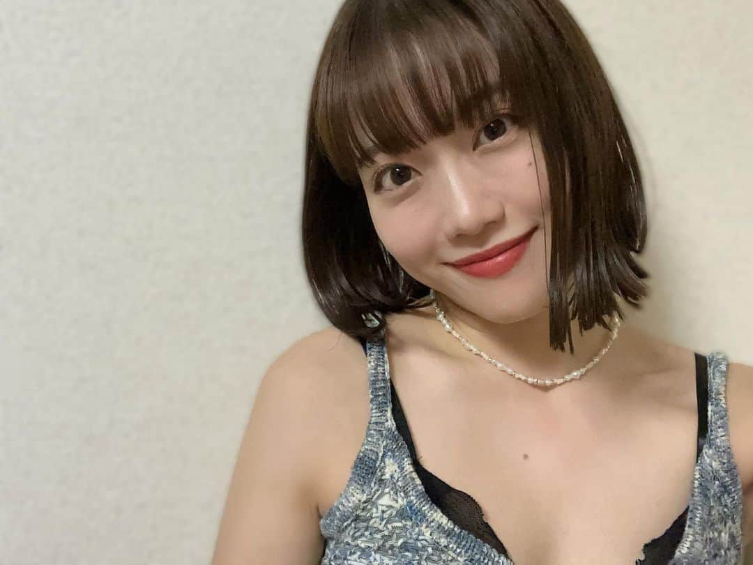 菜々香さんのインスタグラム写真 - (菜々香Instagram)「もうどうにもこうにも ならない暑さで どうにかこうにか 頑張っていこうと とにかく外に出ようものならば セミとぶつかったりする とんでもなく楽しい日の次の日は もう全部忘れたいような日が来たりする だけど 出会う人で 自分が見える事があるんだわね 1人ではわからない事が沢山あるね〜 そういうのを楽しめたら いいんだと思うわきっと 受け入れるというのは 愛だね  #ひとりごとやねん #今日は一粒万倍日やねんて #みんな良い日を #大好きだよー」8月4日 21時08分 - 7.na_na_ka