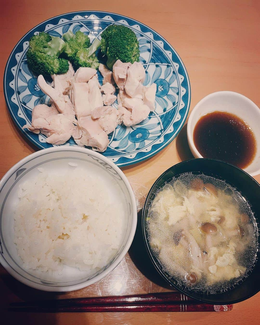 田中亜弥さんのインスタグラム写真 - (田中亜弥Instagram)「【海南風チキンライス】 大好きな筋肉飯"海南風チキンライス"🍗‪🍴  見た目はシンプルですが、鶏肉と香味野菜からとった出汁でご飯もスープもつけダレも作っているので、とても香り豊かで美味しいです😋✨  鶏肉の味付けは塩のみ🙆‍♀️  素材の味を生かした夫の得意料理です😋  筋トレ後に最高のご飯です👍  #海南鶏飯  #海南チキンライス  #海南風チキンライス  #筋肉飯 #筋トレ飯 #たんぱく質摂取  #塩分補給 #料理担当は夫  #食べて痩せる  #食べて痩せるダイエット  #バランスの良い食事  #筋トレ #ダイエット #パーソナルトレーニング  #パーソナルトレーニングジム  #パーソナルジム  #女性専用 #女性専用ジム  #女性専用パーソナルジム  #吉祥寺 #吉祥寺駅  #武蔵野市 #キャンペーン実施中」8月4日 21時10分 - tanakaaya81