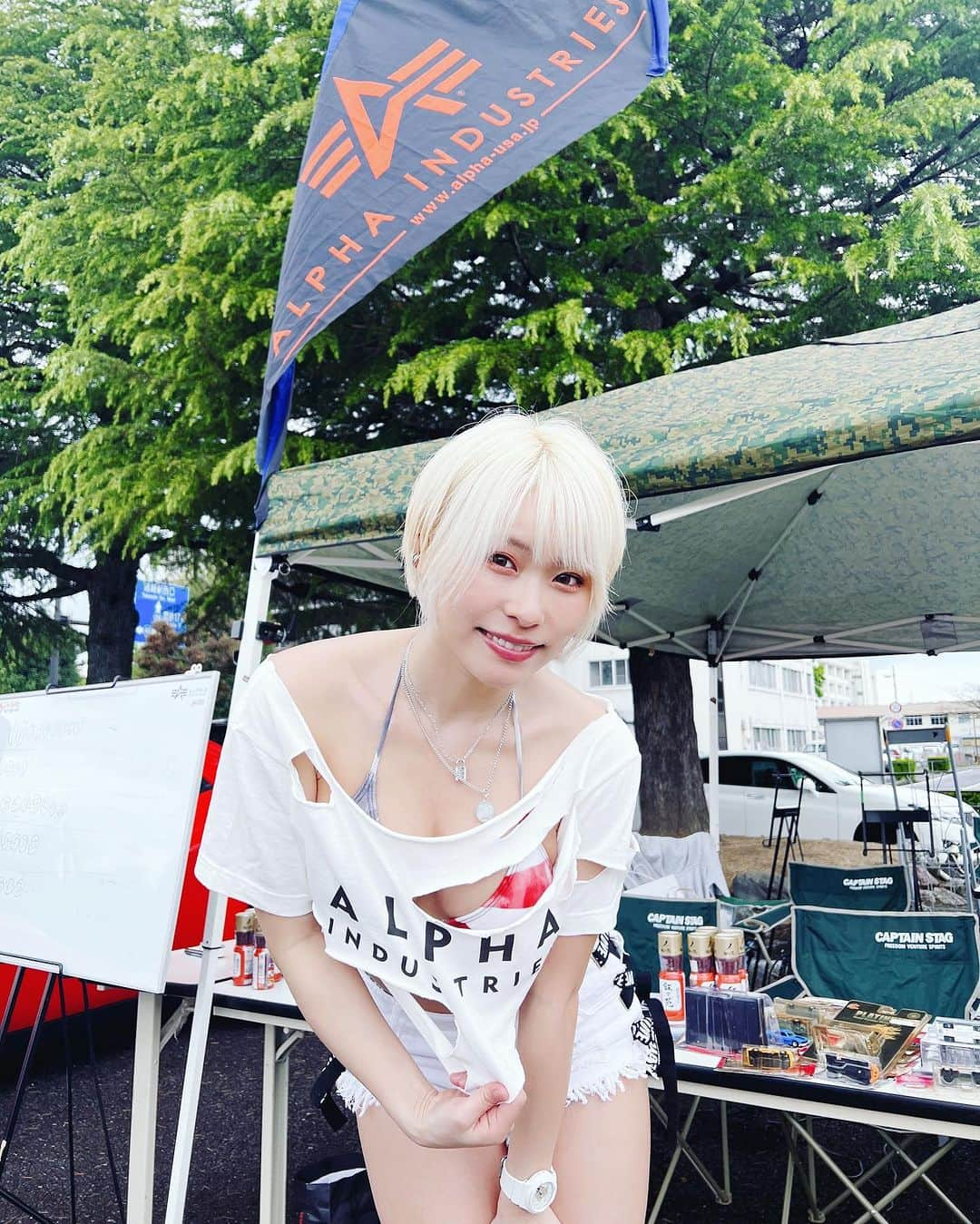 塚田綾佳のインスタグラム：「8月6日(日)は❣️ #Aday @新潟県柏崎市 【#みなとまち海岸公園】 いきまーす\(*ˊᗜˋ*)/✨  新潟 集合~~~🚗³₃🚗 ³₃  A-cars @acarsmagazine  alphaindustries @alpha_industries_japan  ー #Acars #Acarsギャル #マガジンボックス #alpha_industries_japan #alpha_industries #アメ車 #グラビア #雑誌 #アヤカップ #金髪ショート #あやぽん #塚田綾佳」