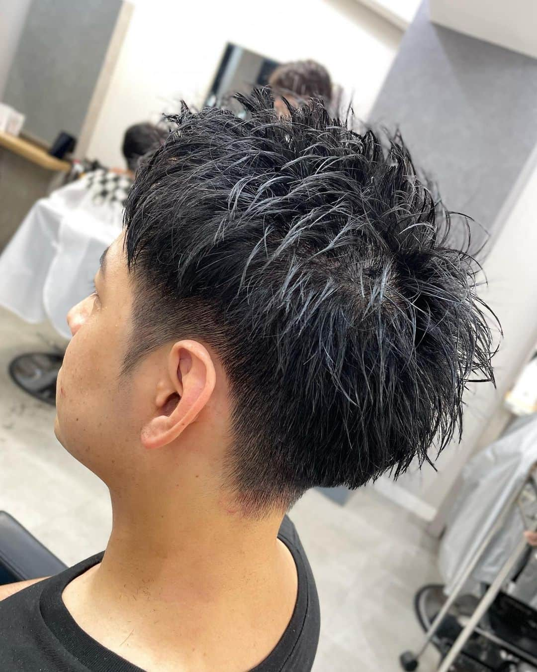 もるさんさんのインスタグラム写真 - (もるさんInstagram)「【モヒショート💇‍♂️】  刈り上げのショートヘアですが チョップカットで繋げているので 段差がほとんどない モヒカンまでいかないベリショ🙃  ワックス揉み込むだけで簡単にスタイリングができ 乾かすのもとても簡単なのでこの暑い夏におすすめ‼️  #モヒカン#ショート#ベリーショート#モヒショート#センターパート#マッシュ#モテ#韓国#韓国マッシュ#韓流#bts#メンズ#メンズヘア#メンズ特化#美容師#日本一#もるさん#マネージャー#クリエイティブディレクター#youtube#youtuber#ユーチューバー#aitokyo」8月4日 21時13分 - morusan_aitokyo