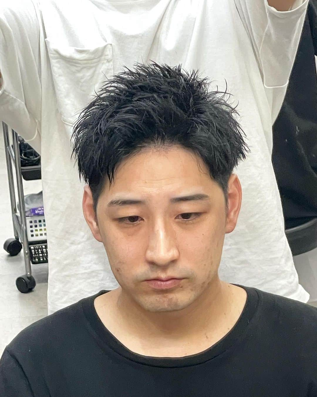 もるさんさんのインスタグラム写真 - (もるさんInstagram)「【モヒショート💇‍♂️】  刈り上げのショートヘアですが チョップカットで繋げているので 段差がほとんどない モヒカンまでいかないベリショ🙃  ワックス揉み込むだけで簡単にスタイリングができ 乾かすのもとても簡単なのでこの暑い夏におすすめ‼️  #モヒカン#ショート#ベリーショート#モヒショート#センターパート#マッシュ#モテ#韓国#韓国マッシュ#韓流#bts#メンズ#メンズヘア#メンズ特化#美容師#日本一#もるさん#マネージャー#クリエイティブディレクター#youtube#youtuber#ユーチューバー#aitokyo」8月4日 21時13分 - morusan_aitokyo