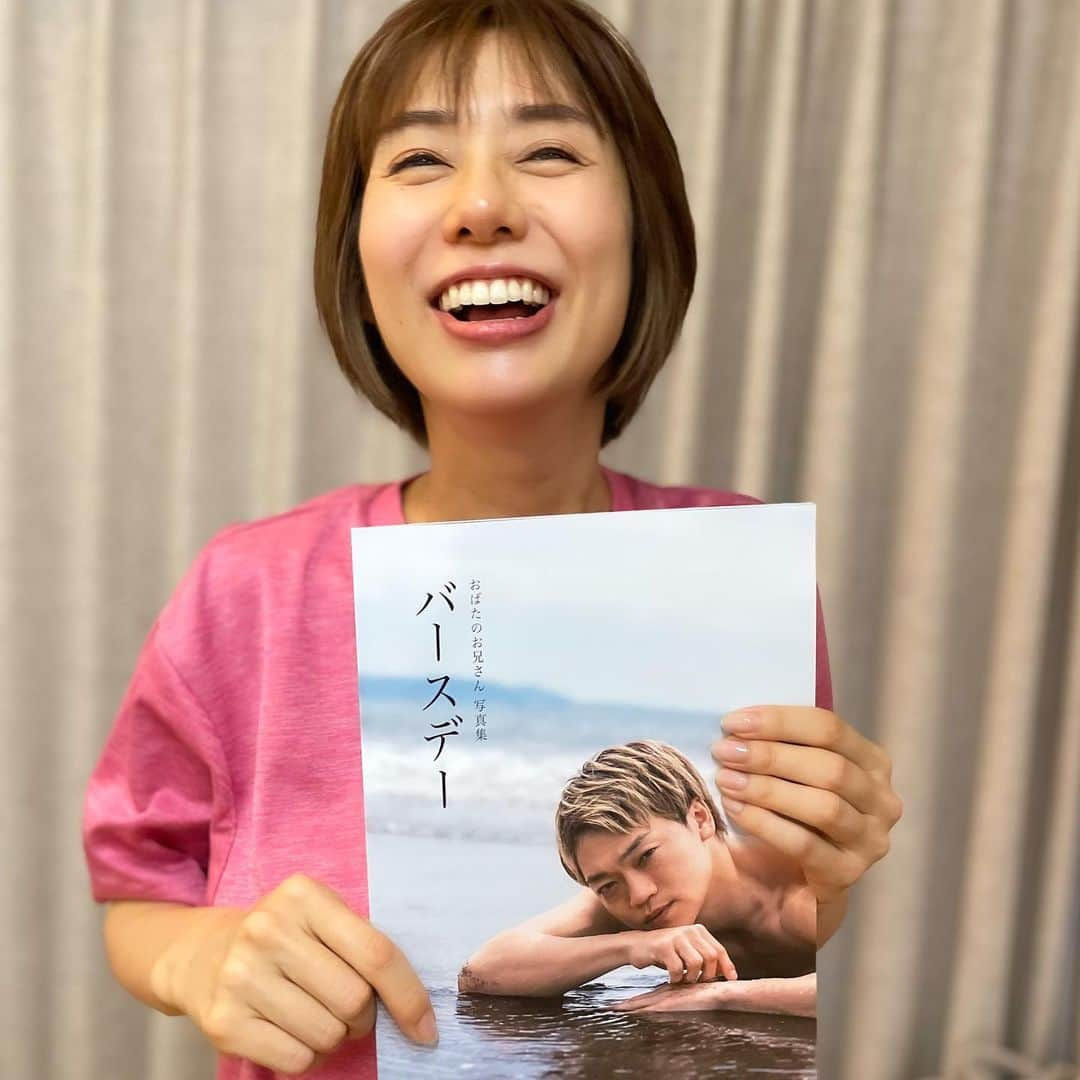 おばたのお兄さんさんのインスタグラム写真 - (おばたのお兄さんInstagram)「今日は妻の36回目のお誕生日。一緒に迎えるのは7回目。今日は僕が早朝ロケ〜の夜まで千と千尋の稽古だったので2人で冷蔵庫整理ご飯でhappy birthdayです🎂 妻は臨月ですが、心身ともにベストコンディションです(^^) SNSをひとつもしてない妻に伝えるので、ぜひお祝いコメントお待ちしてます❤️3枚目の写真は少し前にフジテレビでの仕事に一緒に行った時の #happybirthday  #お腹はパンパンまんまる #旦那の写真集を握りしめる妻 #バースデー #発売中」8月4日 21時14分 - bataninmari