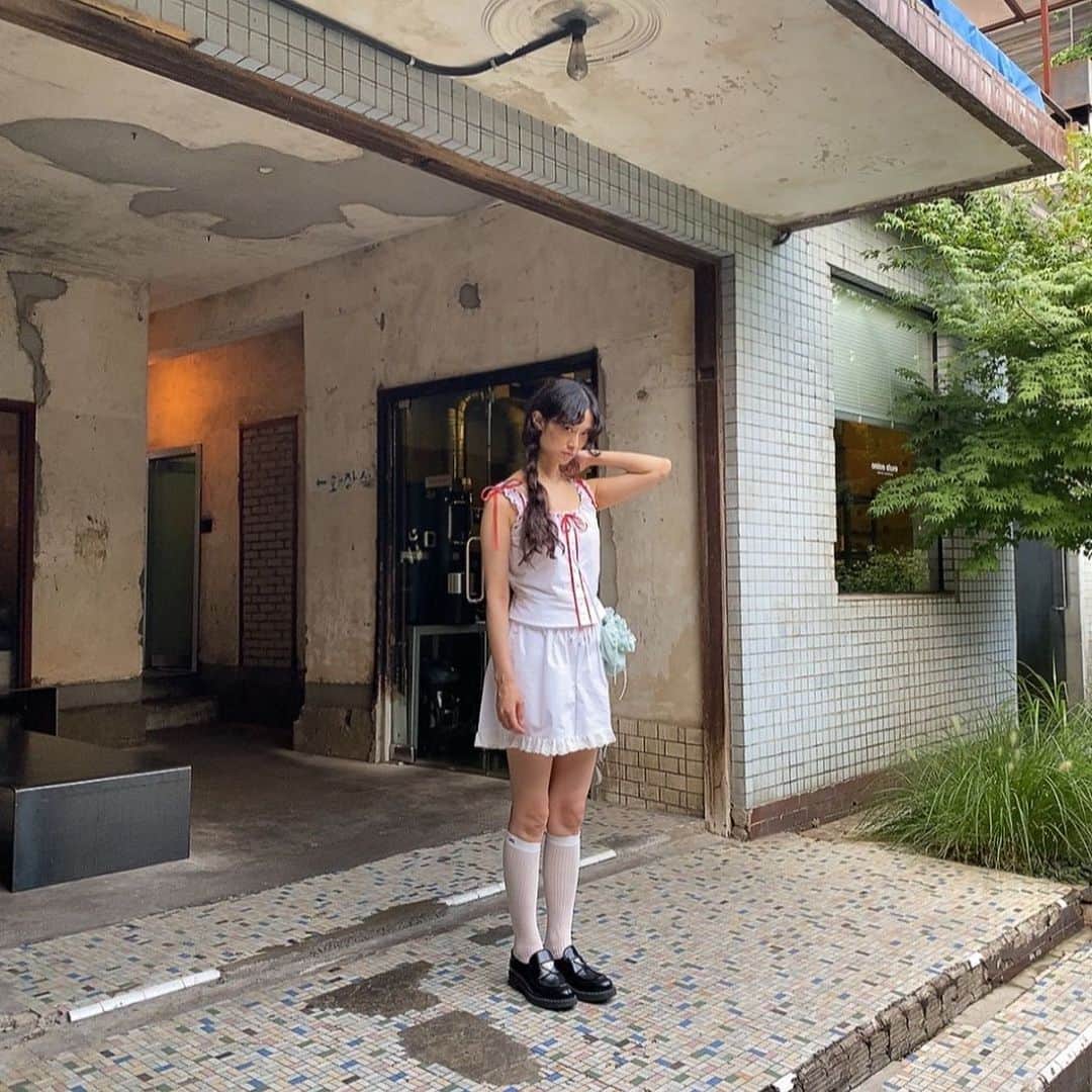 小藪奈央のインスタグラム：「. Nao’s pick from Seoul 💭 私が韓国で見つけてきたものを販売するスペシャルオンラインイベントを開催します🤍  まずはこちらのセットアップからご紹介します。  韓国のお友達が着ていて紹介してもらいました💭 赤のリボンが可愛くてショーツもフランスのヴィンテージブルマみたい。  着心地も良くて夏にぴったりです。  デザイナーさんが売り切れそうになってたのを私の為にキープして直接持ってきてくれました！ 自分用にも購入したので少しだけになりますが、明日の夜21:00に　 @nu_uniform のオンラインにアップしますね。  Shop open 21:00pm tomorrow Sat 5th  セットで着るのがおすすめです！」