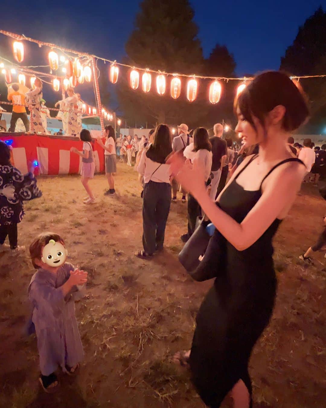 神子島みかさんのインスタグラム写真 - (神子島みかInstagram)「. #盆踊り 東京音頭懐かしいな… ばぁちゃんがよく盆踊り 連れて行ってくれたのよ  👶🏼は踊り 👧🏻は幼稚園のお友達に会って お小遣い持ってとっとと 行ってしまった。  成長よね… 妹は暑くてバタたので サジー飲ませます。  #夏休み」8月4日 21時20分 - kagomika
