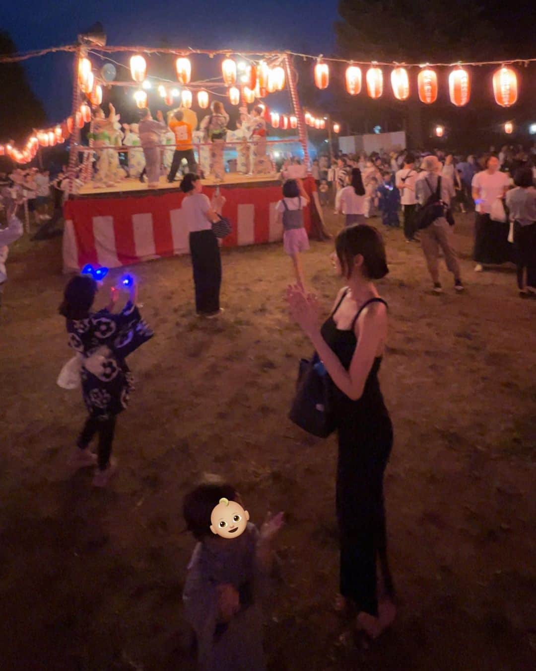 神子島みかさんのインスタグラム写真 - (神子島みかInstagram)「. #盆踊り 東京音頭懐かしいな… ばぁちゃんがよく盆踊り 連れて行ってくれたのよ  👶🏼は踊り 👧🏻は幼稚園のお友達に会って お小遣い持ってとっとと 行ってしまった。  成長よね… 妹は暑くてバタたので サジー飲ませます。  #夏休み」8月4日 21時20分 - kagomika