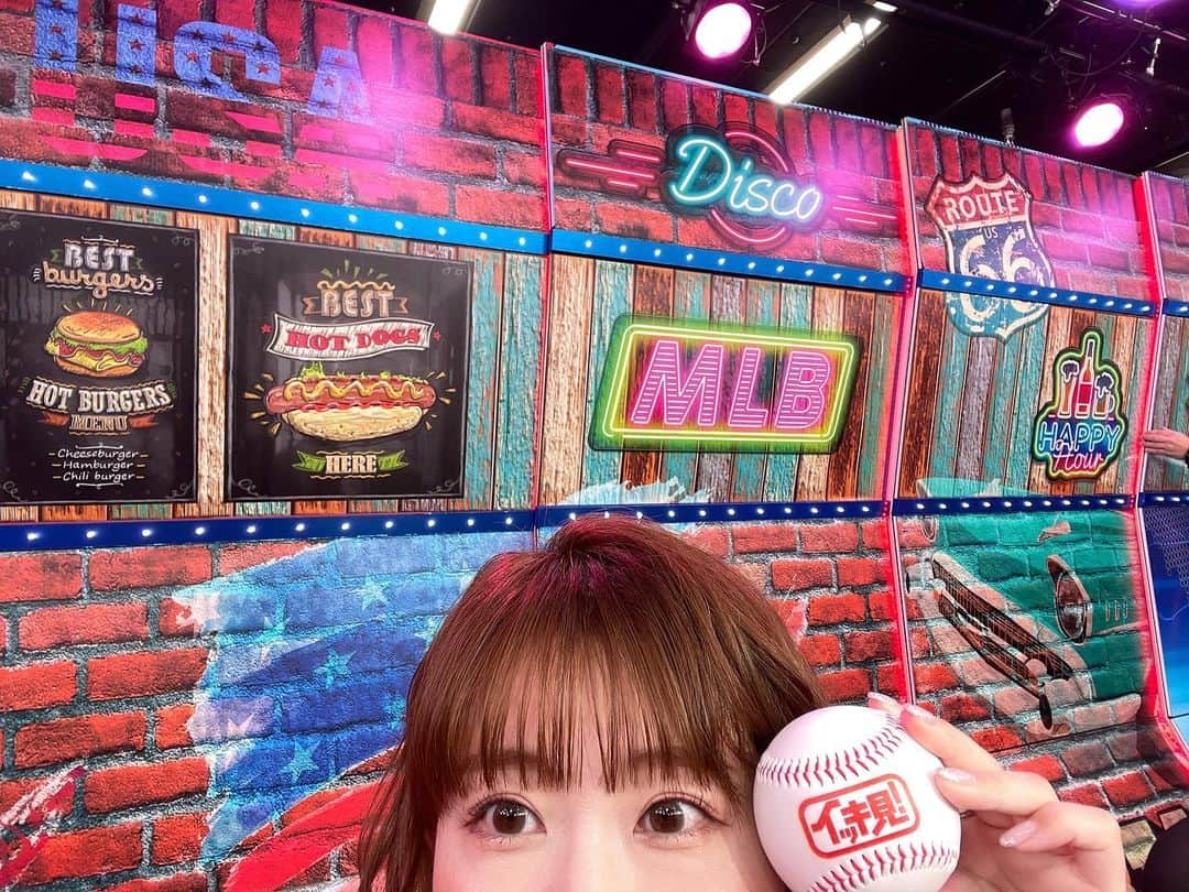 津田麻莉奈さんのインスタグラム写真 - (津田麻莉奈Instagram)「＼＼✨⚾️MLBイッキ見！⚾️ ✨／／  今夜22:00-22:45 J SPORTS(@jsports_yakyu ) 「MLBイッキ見！」  ゲストは#薮田安彦さん ✨ コメンテーターは#AKI猪瀬さん ✨ MC津田麻莉奈です！  イッキ見は毎週BS無料放送👍 ぜひご覧ください！  リモコンのBSボタン 　↓ J SPORTS 1 　↓ イッキ見！  #とらほー！ #とらほーー！ #とらほーーー！！！  #MLB  #JSPORTS #野球好き #メジャーリーグ #MLBイッキ見 #majorleaguebaseball #baseball  #まりなる #津田麻莉奈」8月4日 21時15分 - tsudamarinal