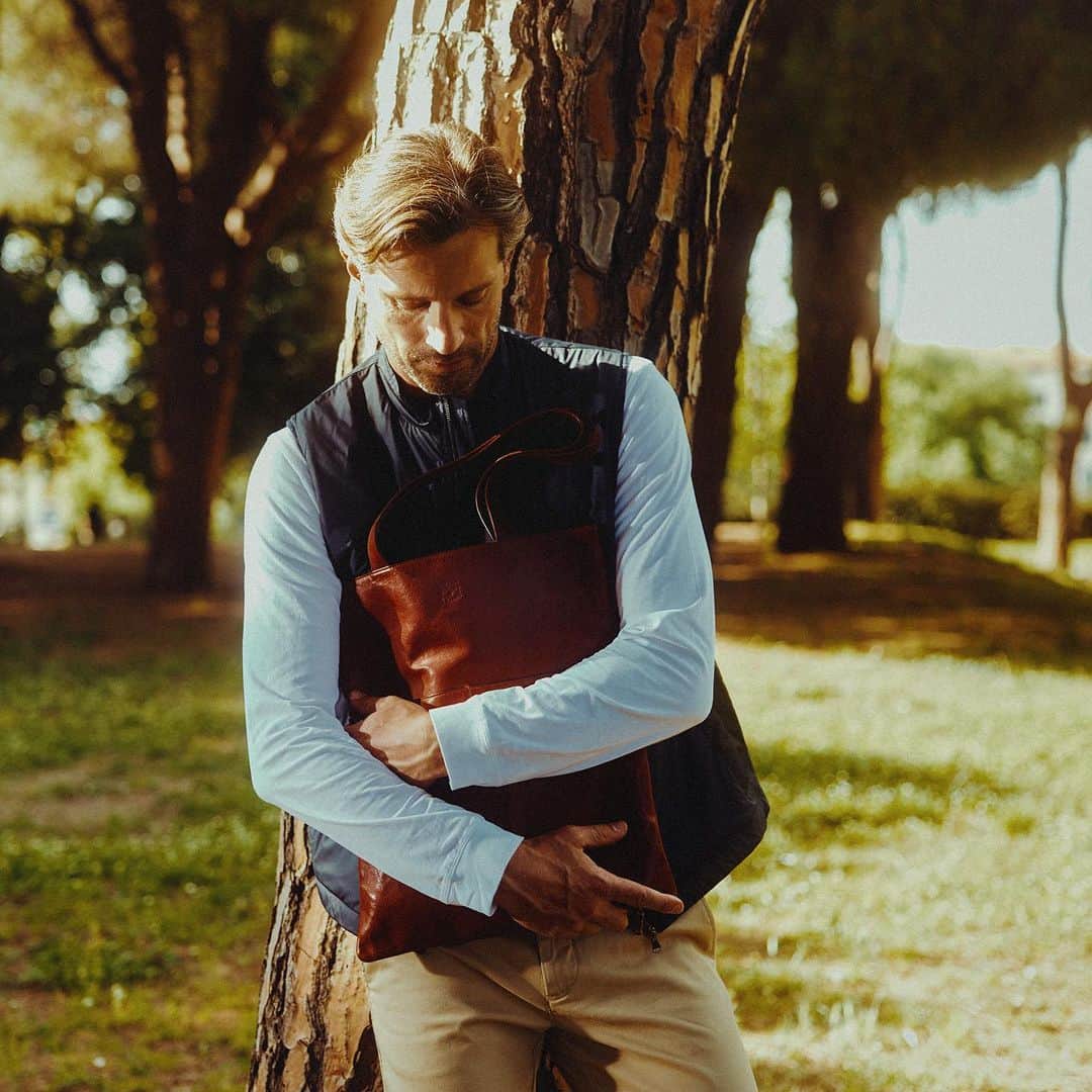 イルビゾンテさんのインスタグラム写真 - (イルビゾンテInstagram)「Introducing the tote bag that will quickly become your new favorite! Keep your essentials organized and stylishly close at hand.  #ilbisonte #sustainability #leatherbag #menstyle #madeinitaly」8月4日 21時17分 - ilbisonteofficial