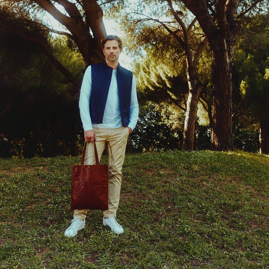 イルビゾンテさんのインスタグラム写真 - (イルビゾンテInstagram)「Introducing the tote bag that will quickly become your new favorite! Keep your essentials organized and stylishly close at hand.  #ilbisonte #sustainability #leatherbag #menstyle #madeinitaly」8月4日 21時17分 - ilbisonteofficial