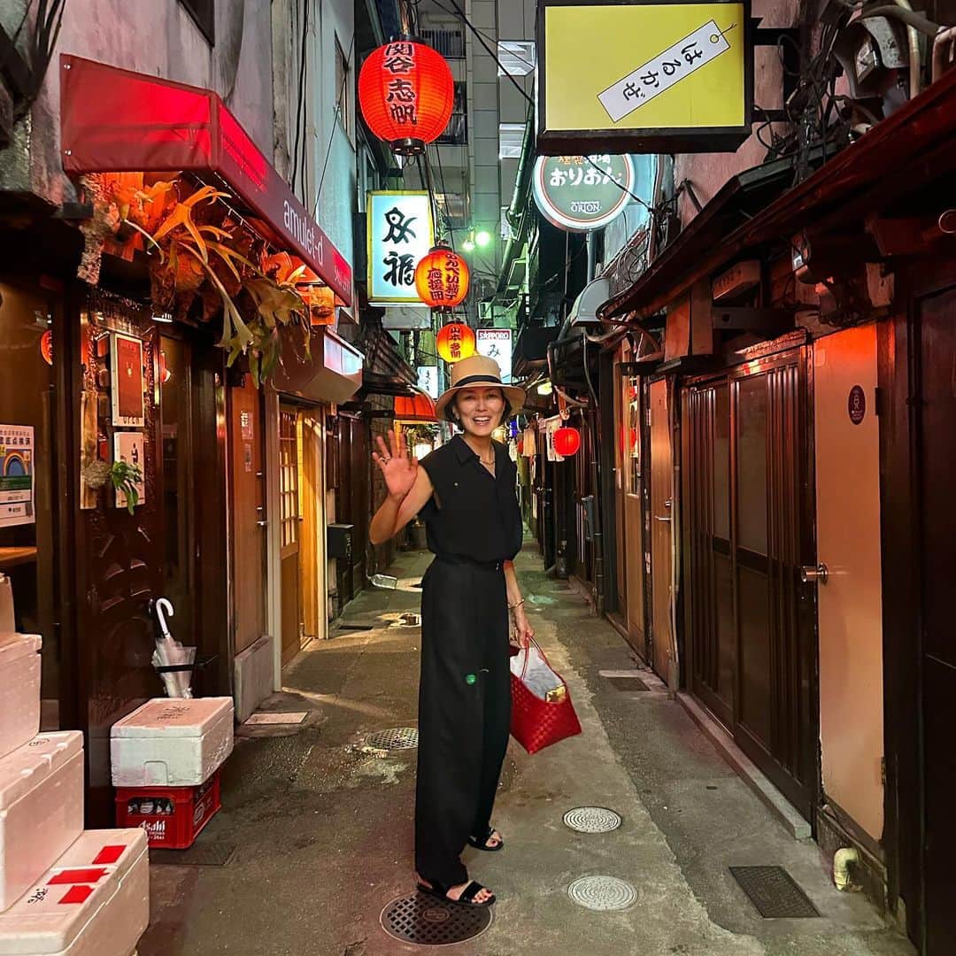 板谷由夏 のインスタグラム：「久しぶりに渋谷のんべえ横丁へ そびえ立つビル群の隙間で 今も元気に生きてる感じがした。 風景が変わる。思い出も消えたりする。 すがったって変化してしまう。 自分の記憶だって大したことない。 楽しいほうがいい。 それだけ。」